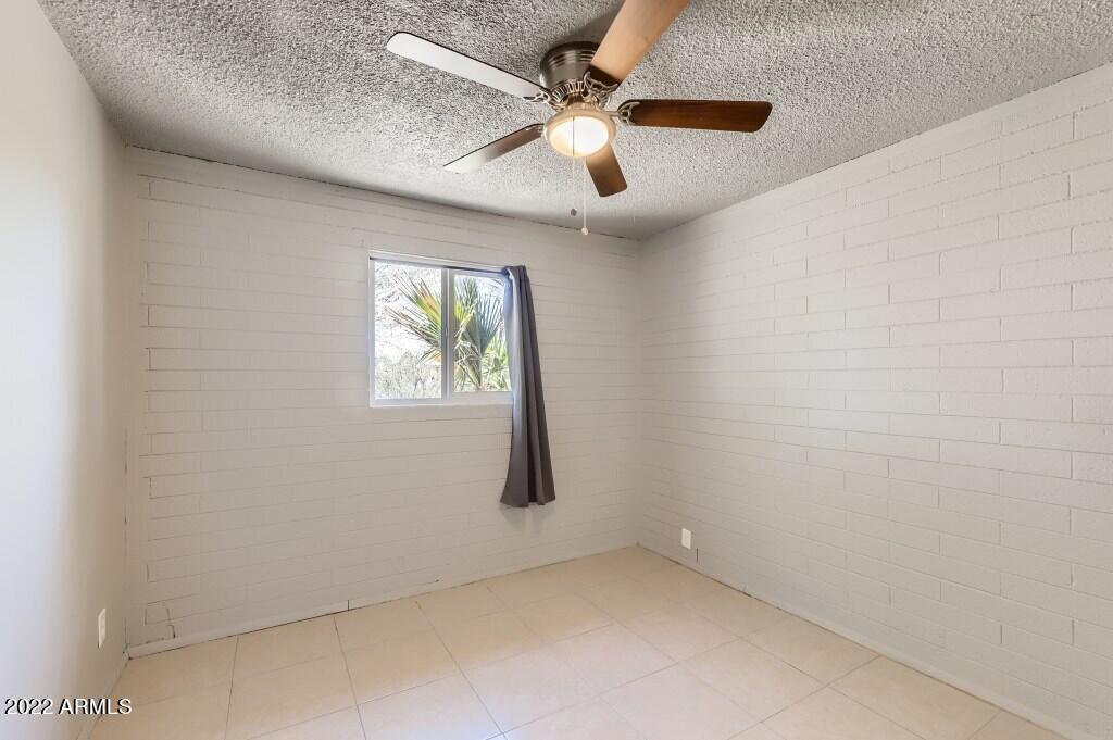 6 W Lawrence Boulevard