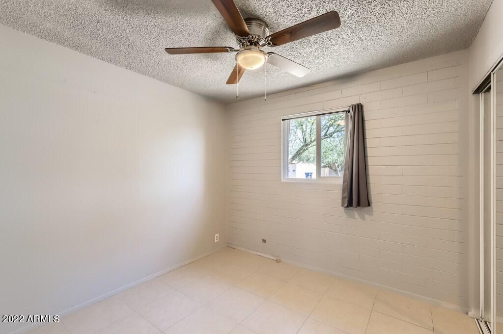 6 W Lawrence Boulevard