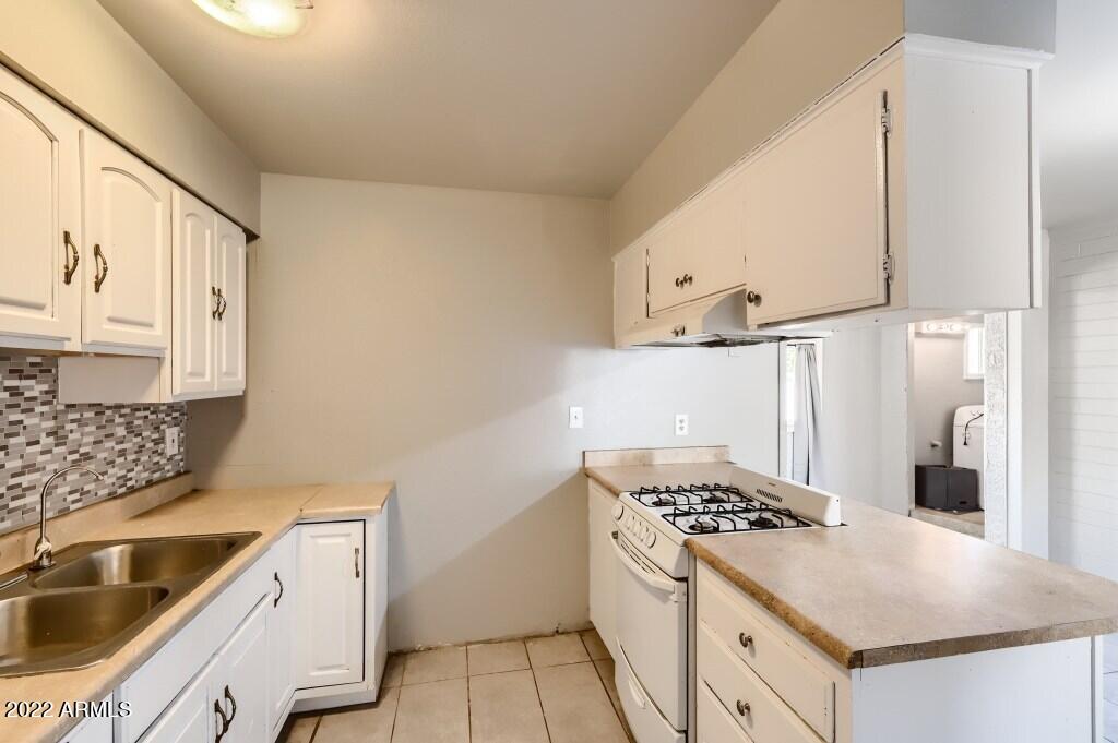 6 W Lawrence Boulevard