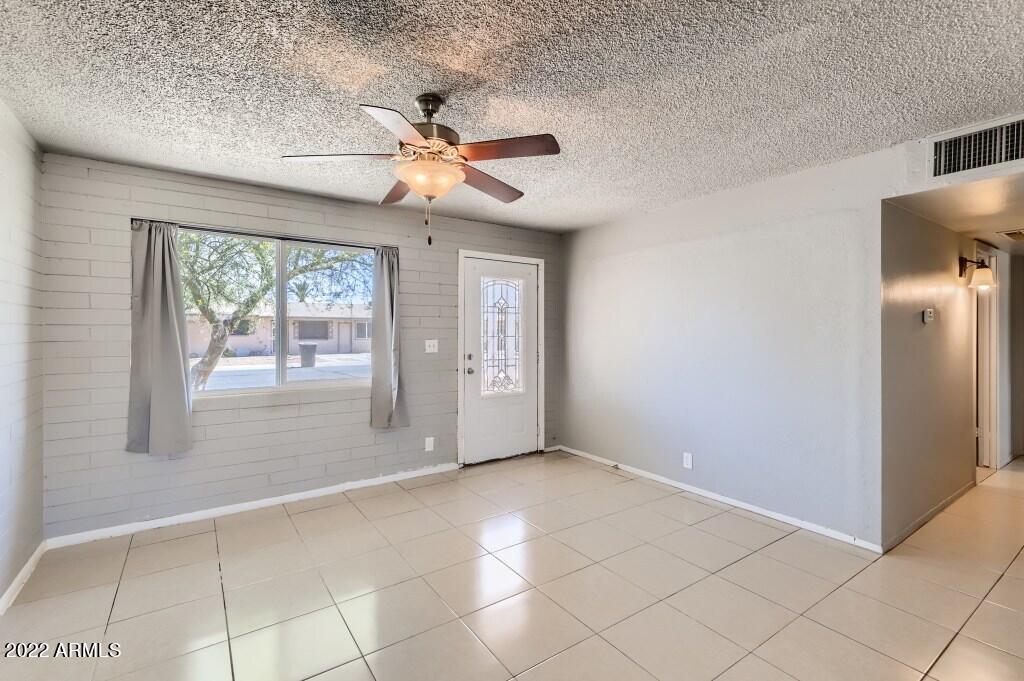 6 W Lawrence Boulevard