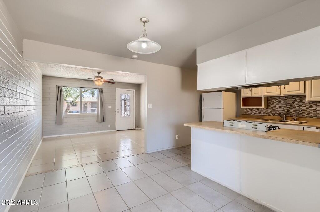 6 W Lawrence Boulevard