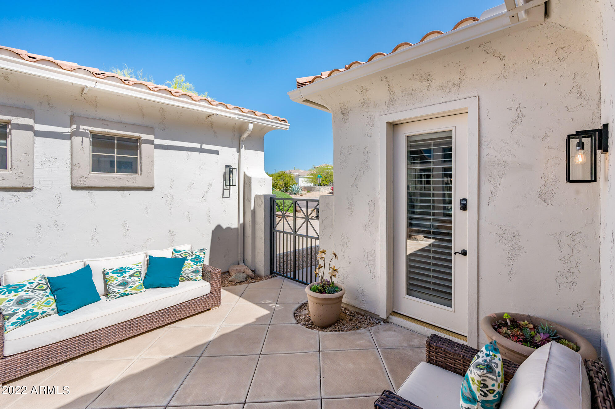 7673 E CALLE DE LAS BRISAS --