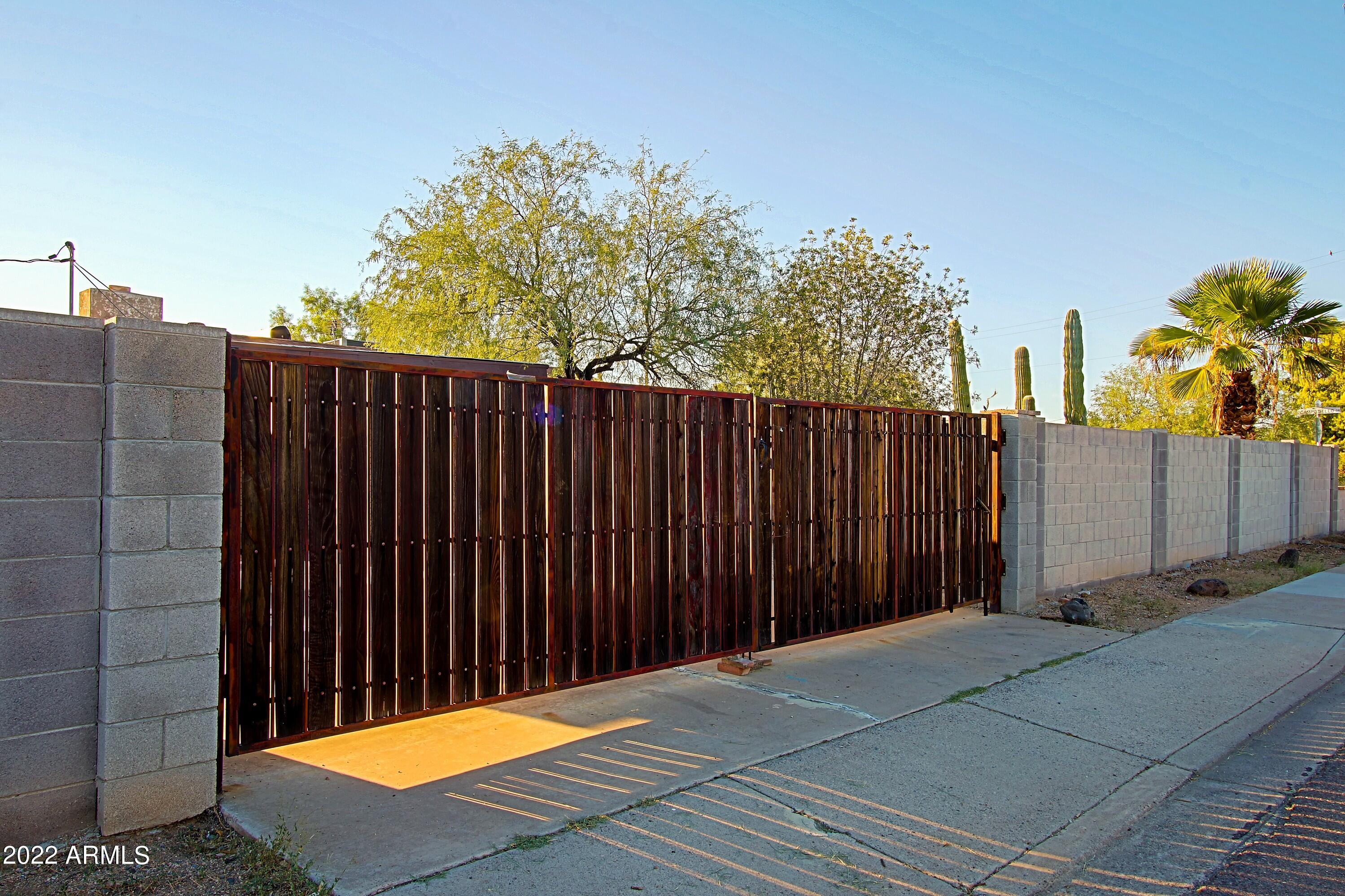 1945 E CAMPO BELLO Drive