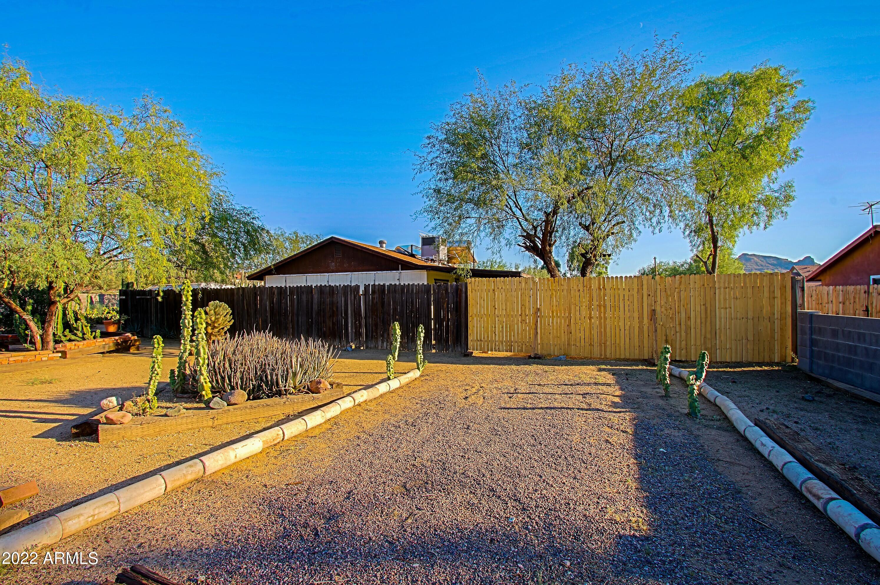 1945 E CAMPO BELLO Drive