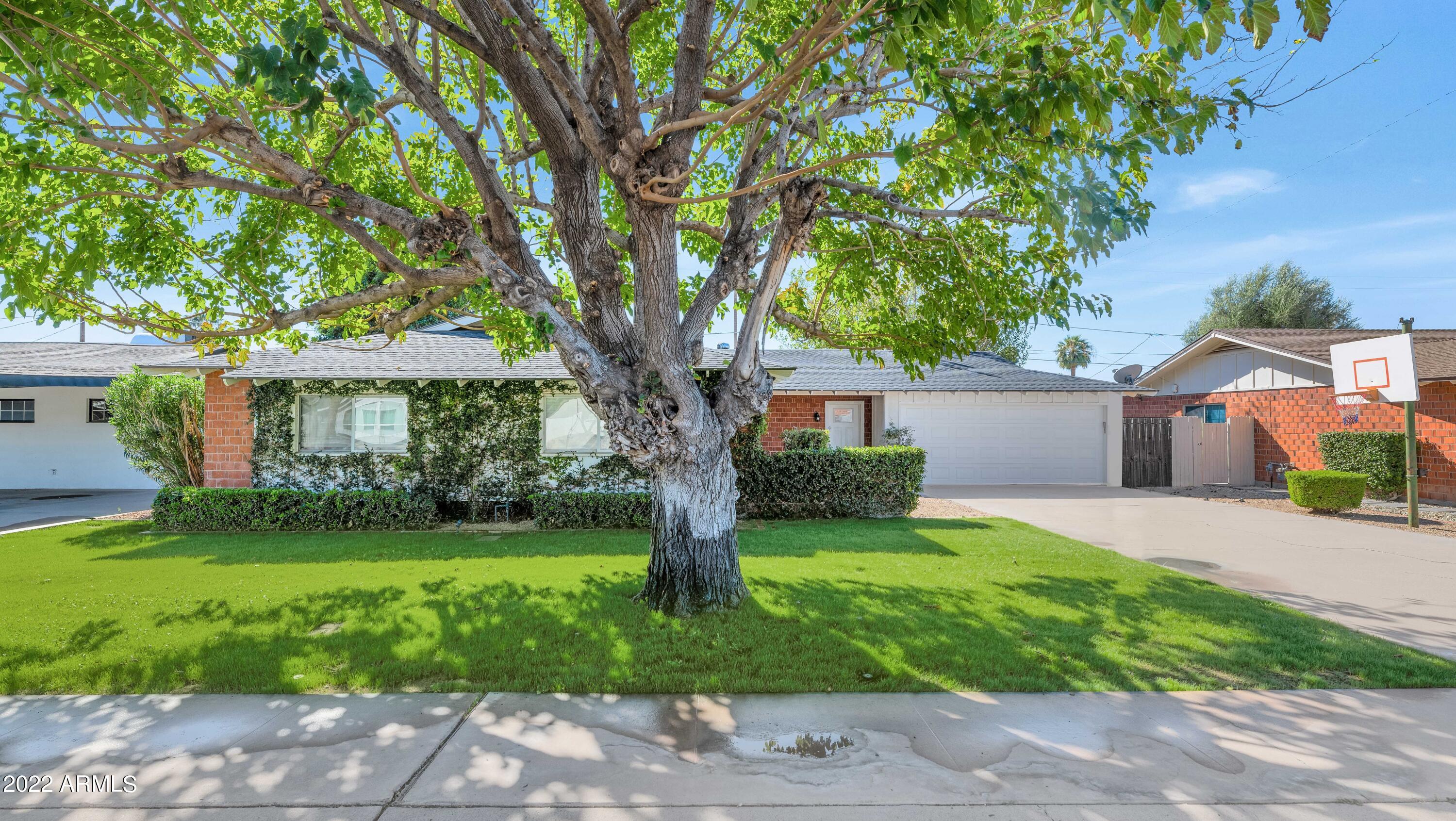 8223 E DEVONSHIRE Avenue