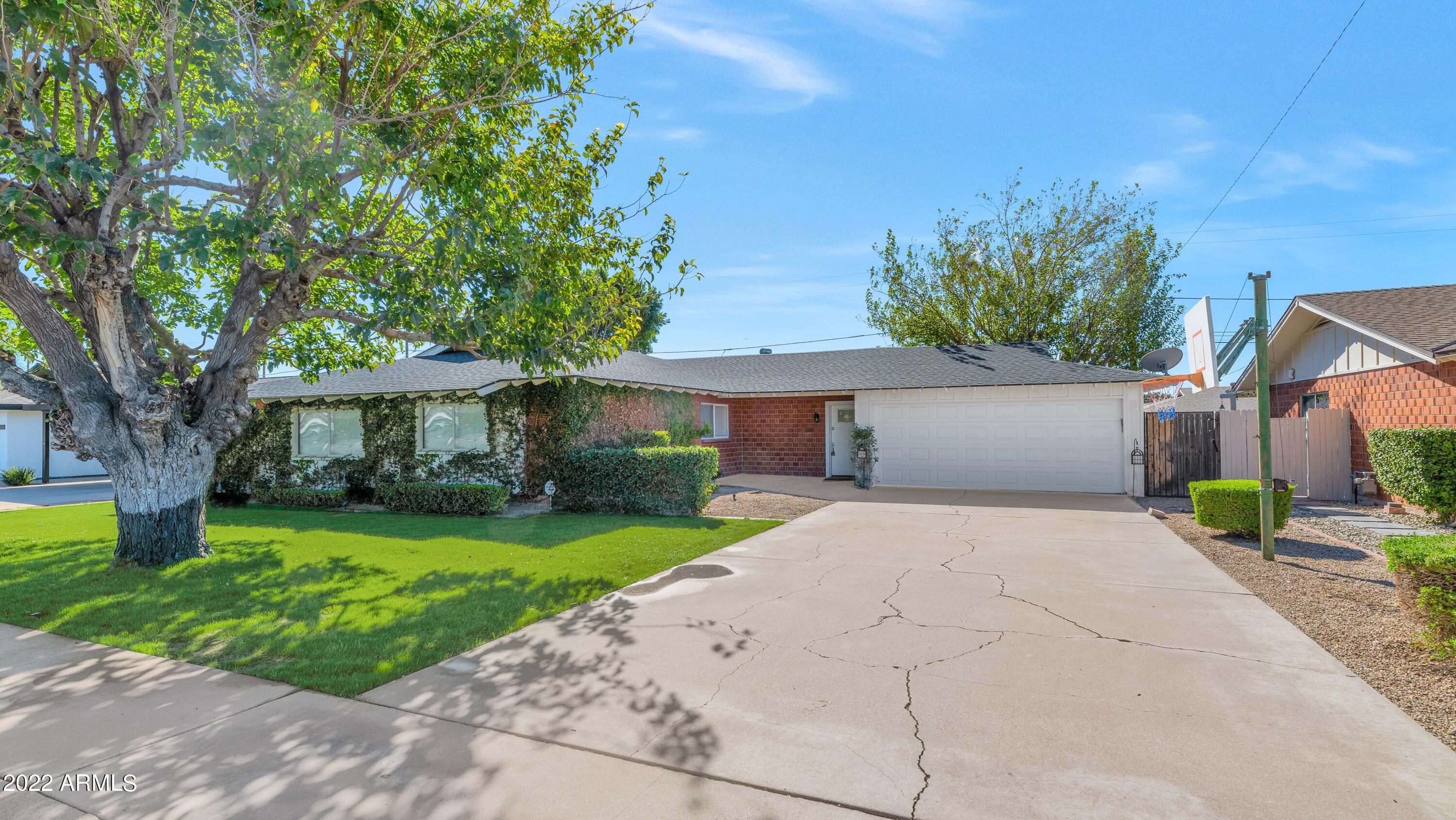 8223 E DEVONSHIRE Avenue