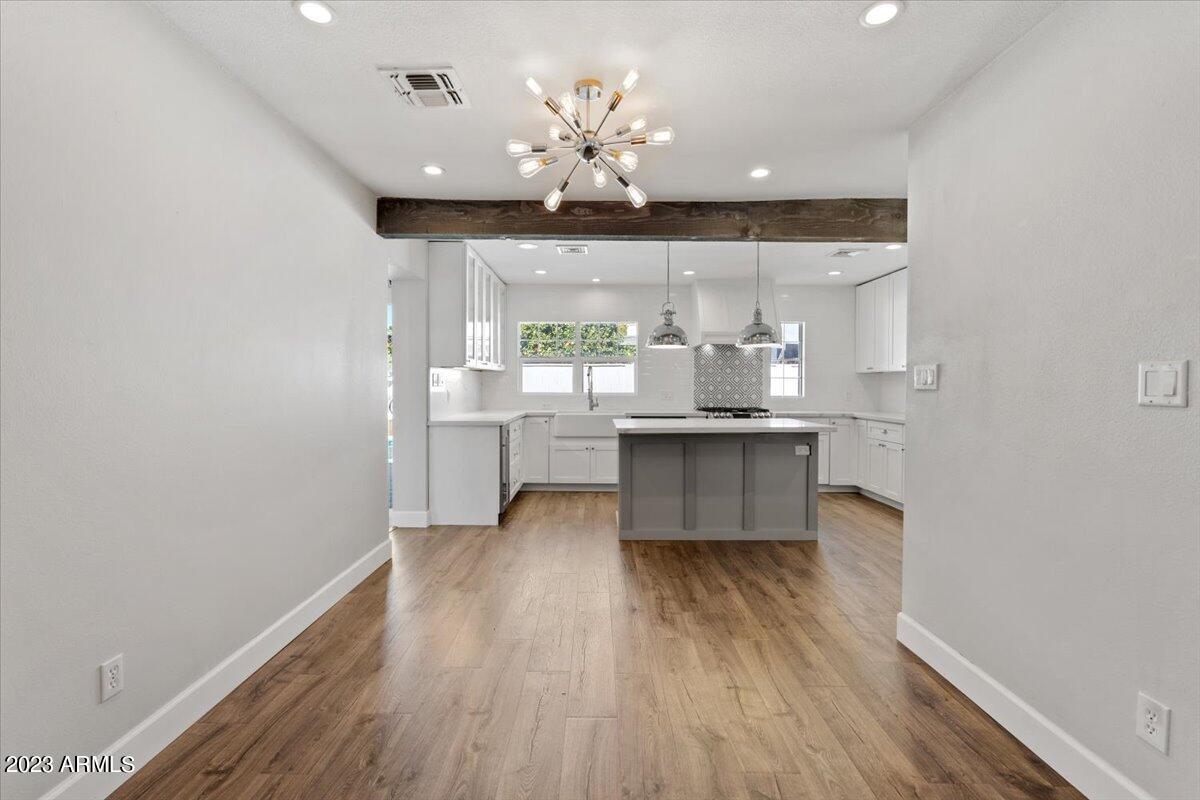1516 W GLENN Drive