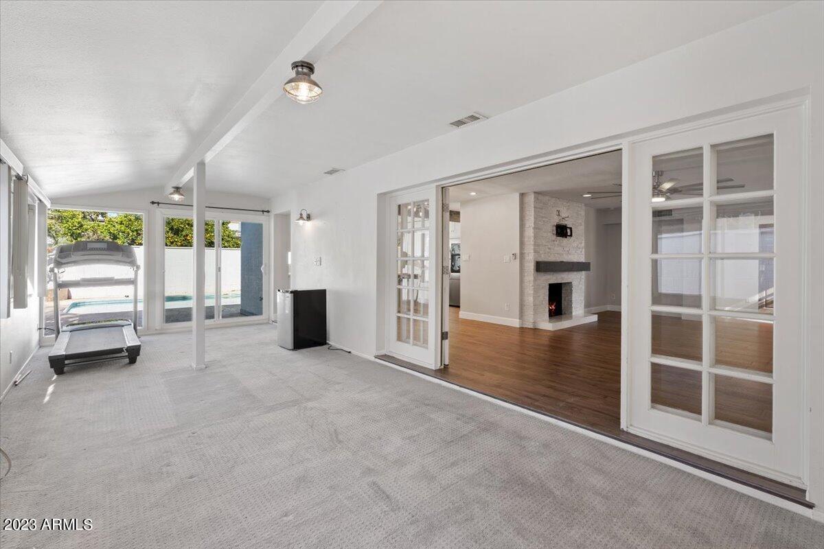 1516 W GLENN Drive