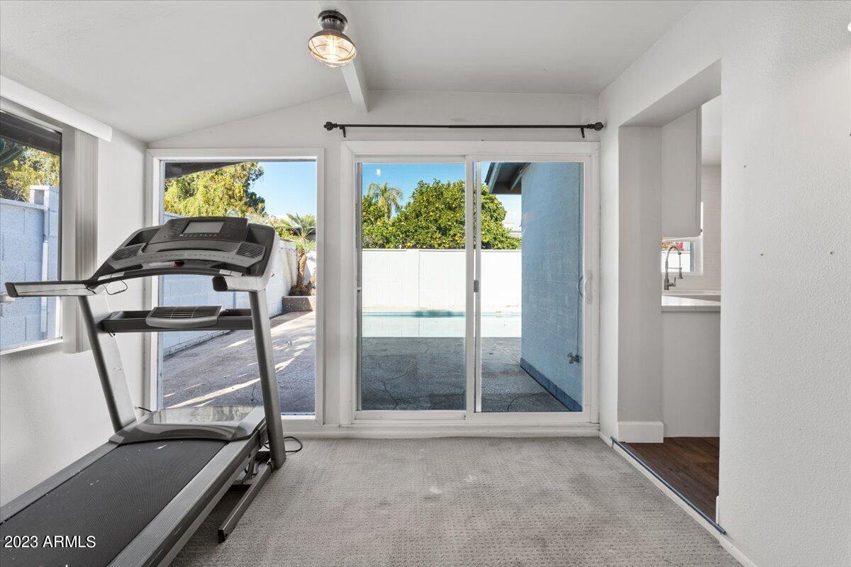 1516 W GLENN Drive