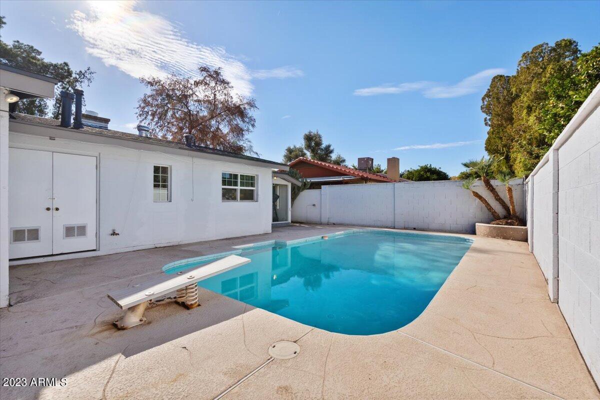 1516 W GLENN Drive