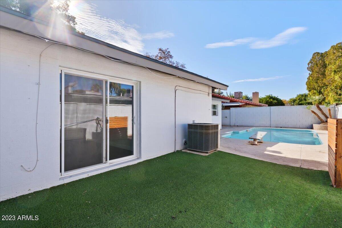 1516 W GLENN Drive