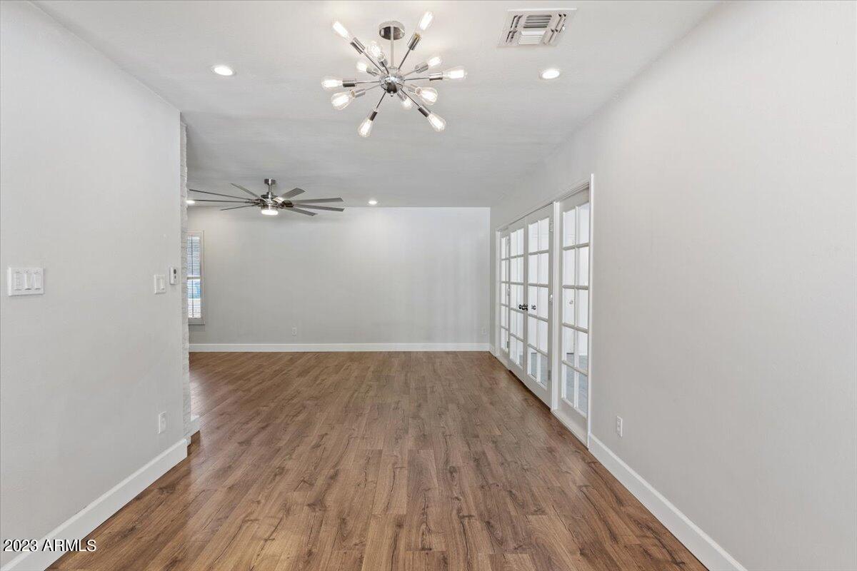 1516 W GLENN Drive