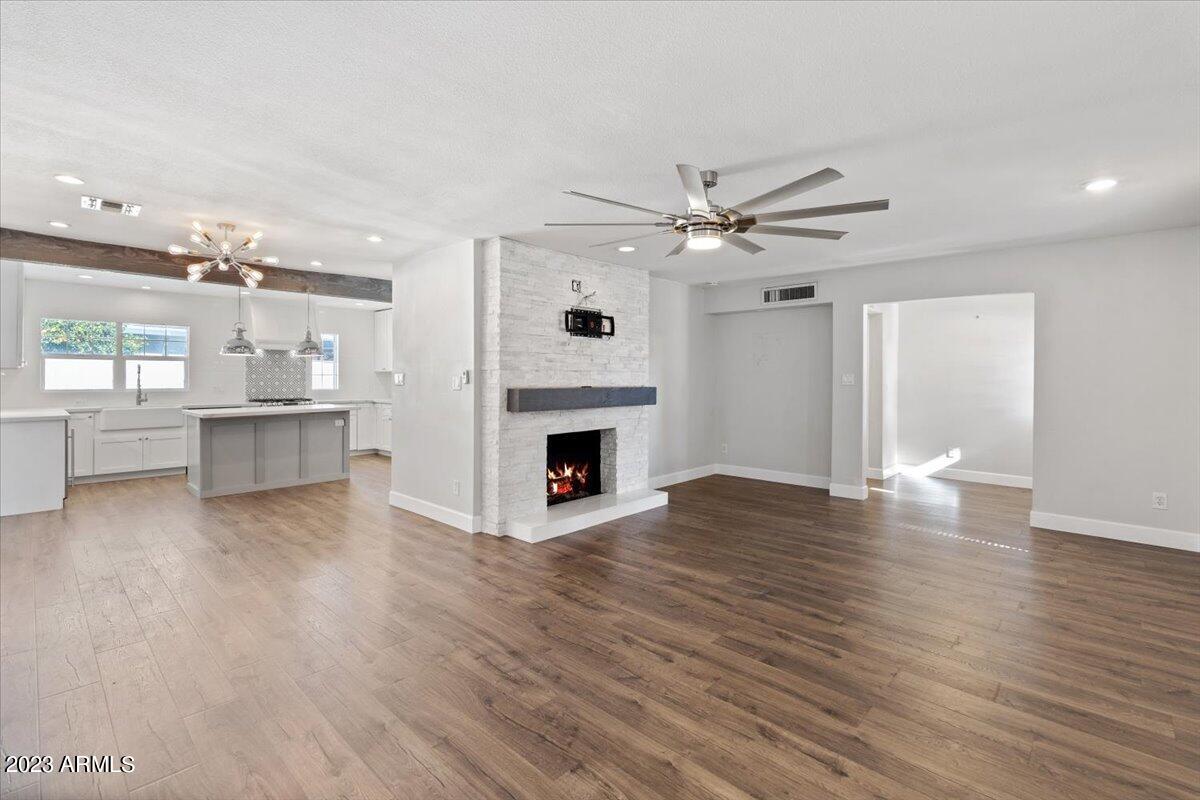 1516 W GLENN Drive