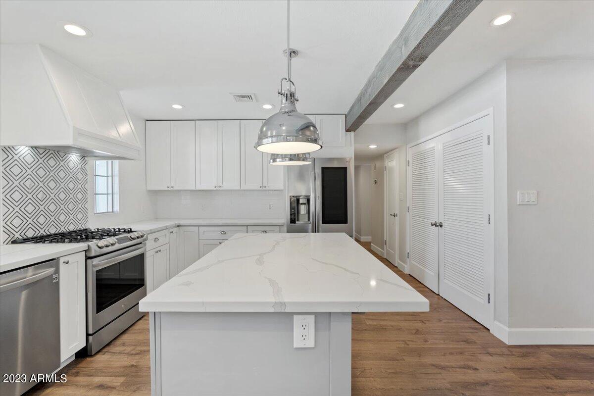 1516 W GLENN Drive