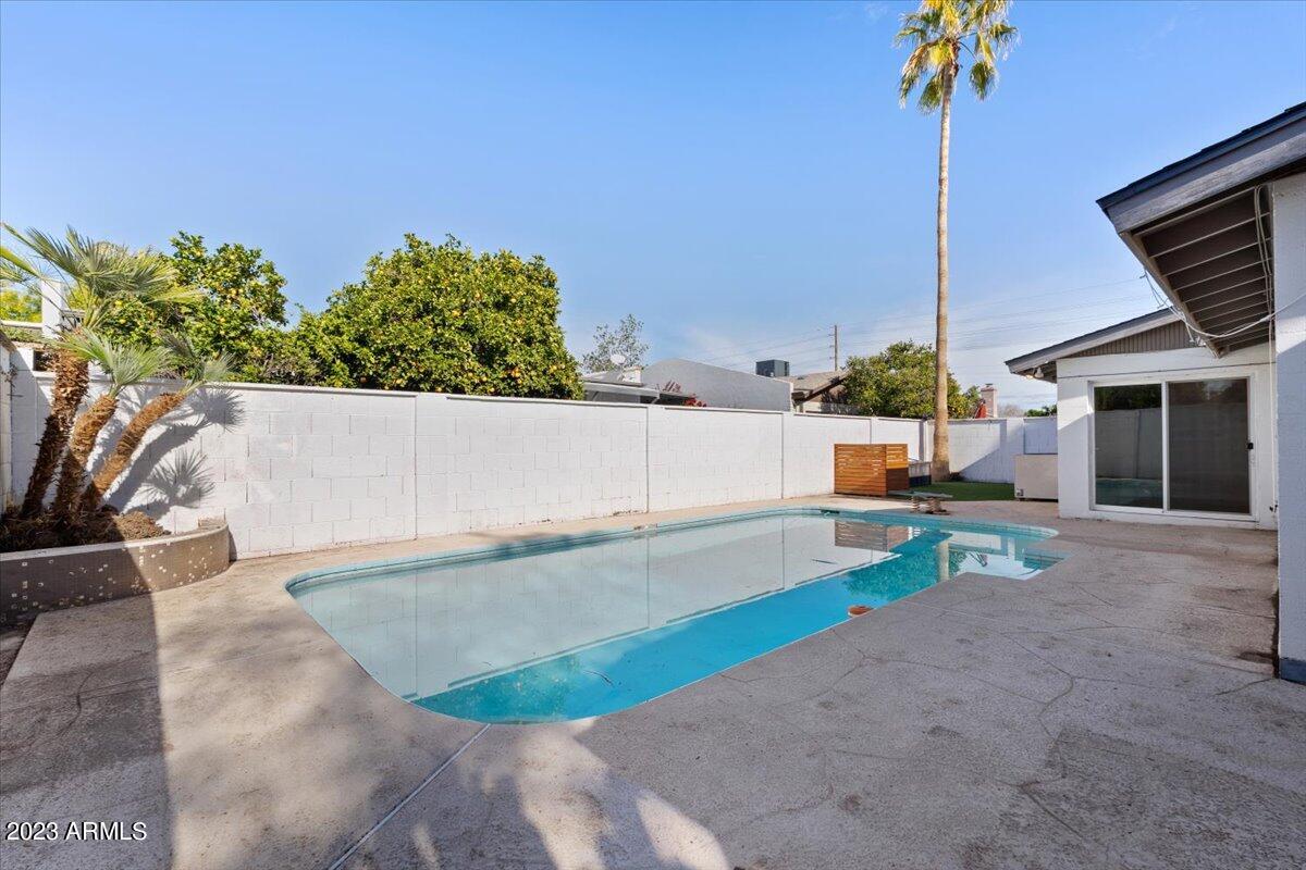 1516 W GLENN Drive