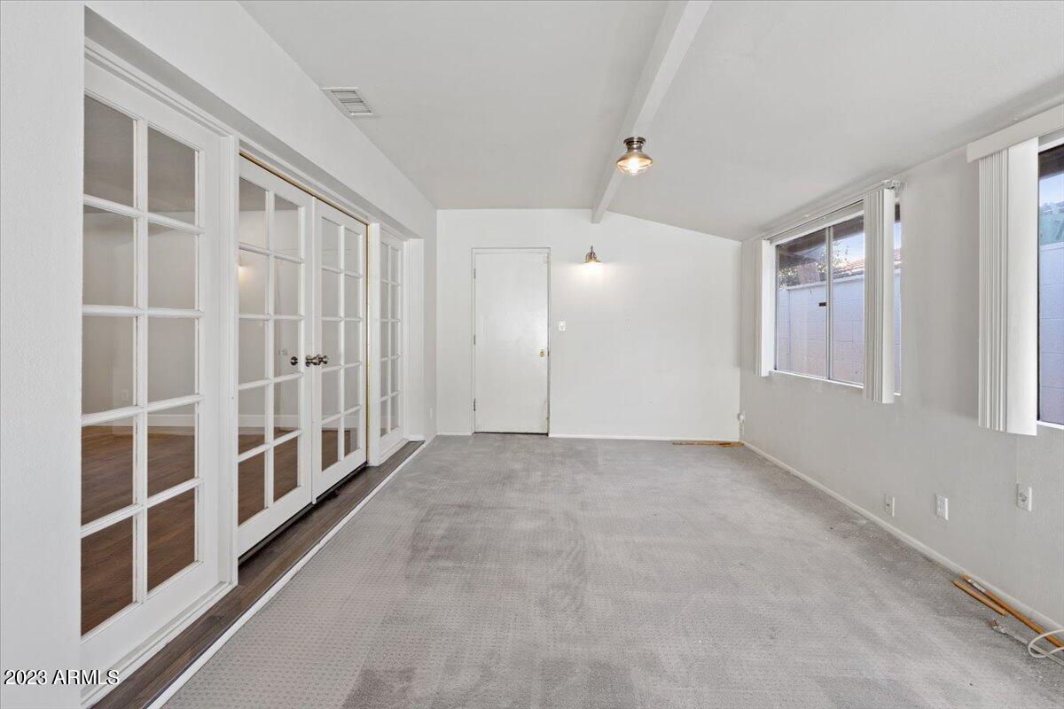 1516 W GLENN Drive