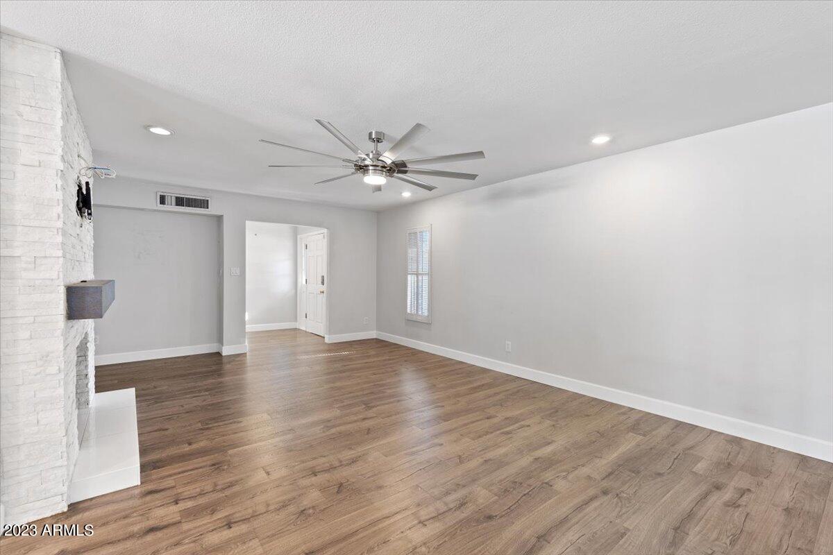 1516 W GLENN Drive