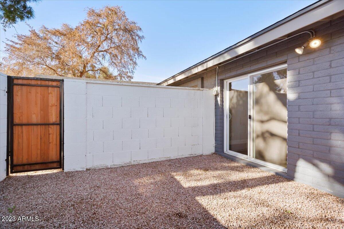 1516 W GLENN Drive
