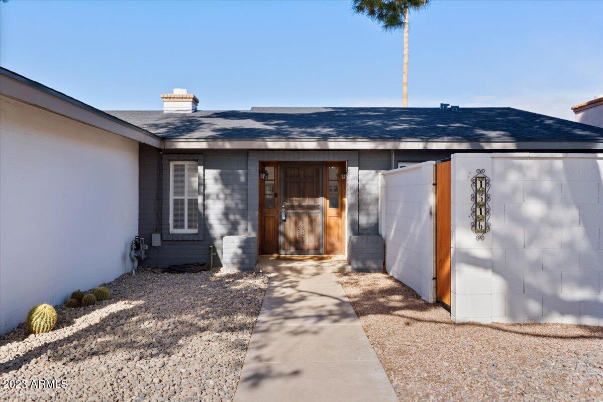 1516 W GLENN Drive