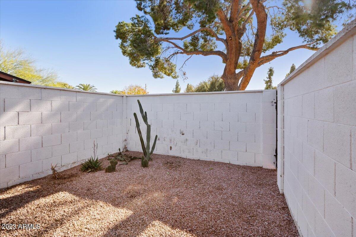 1516 W GLENN Drive