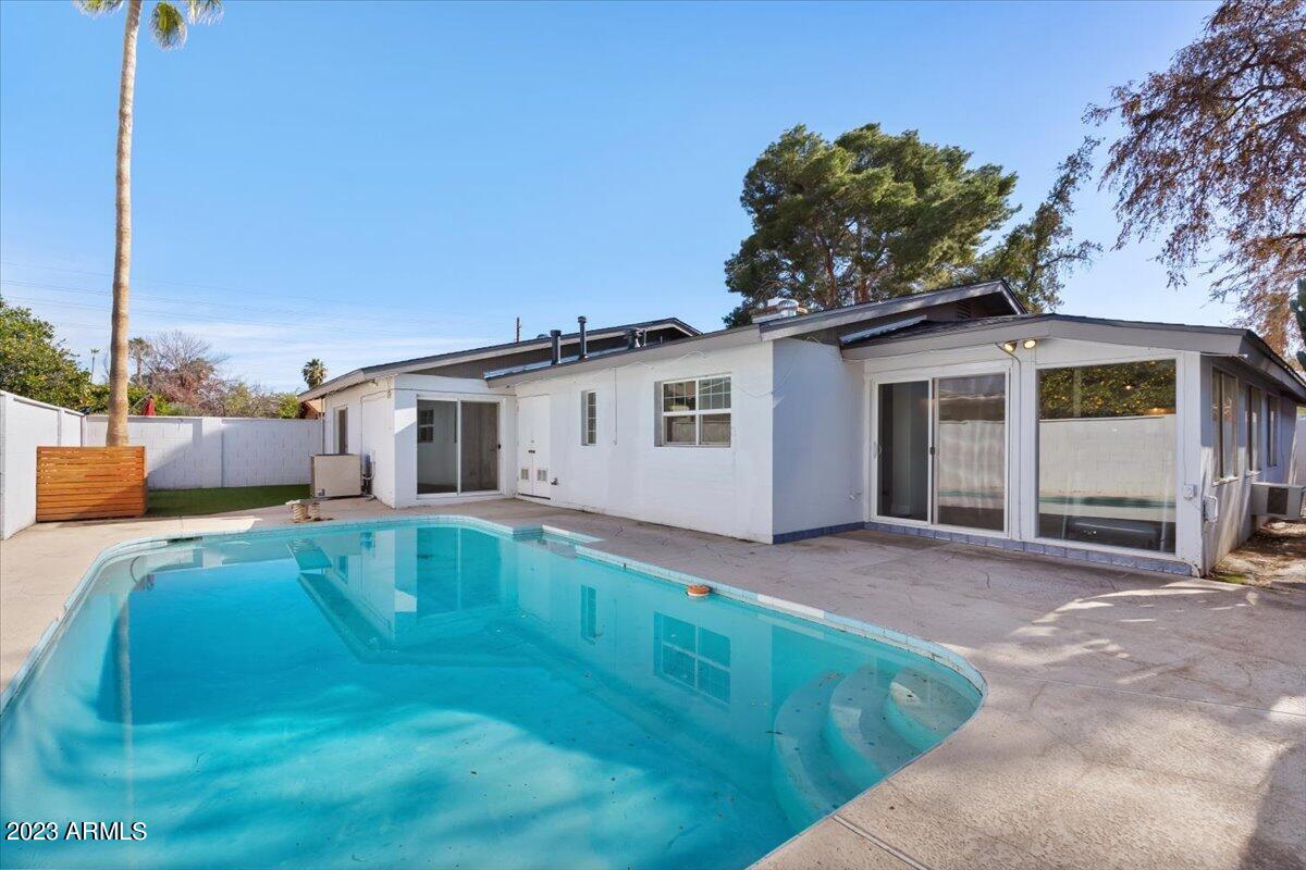 1516 W GLENN Drive