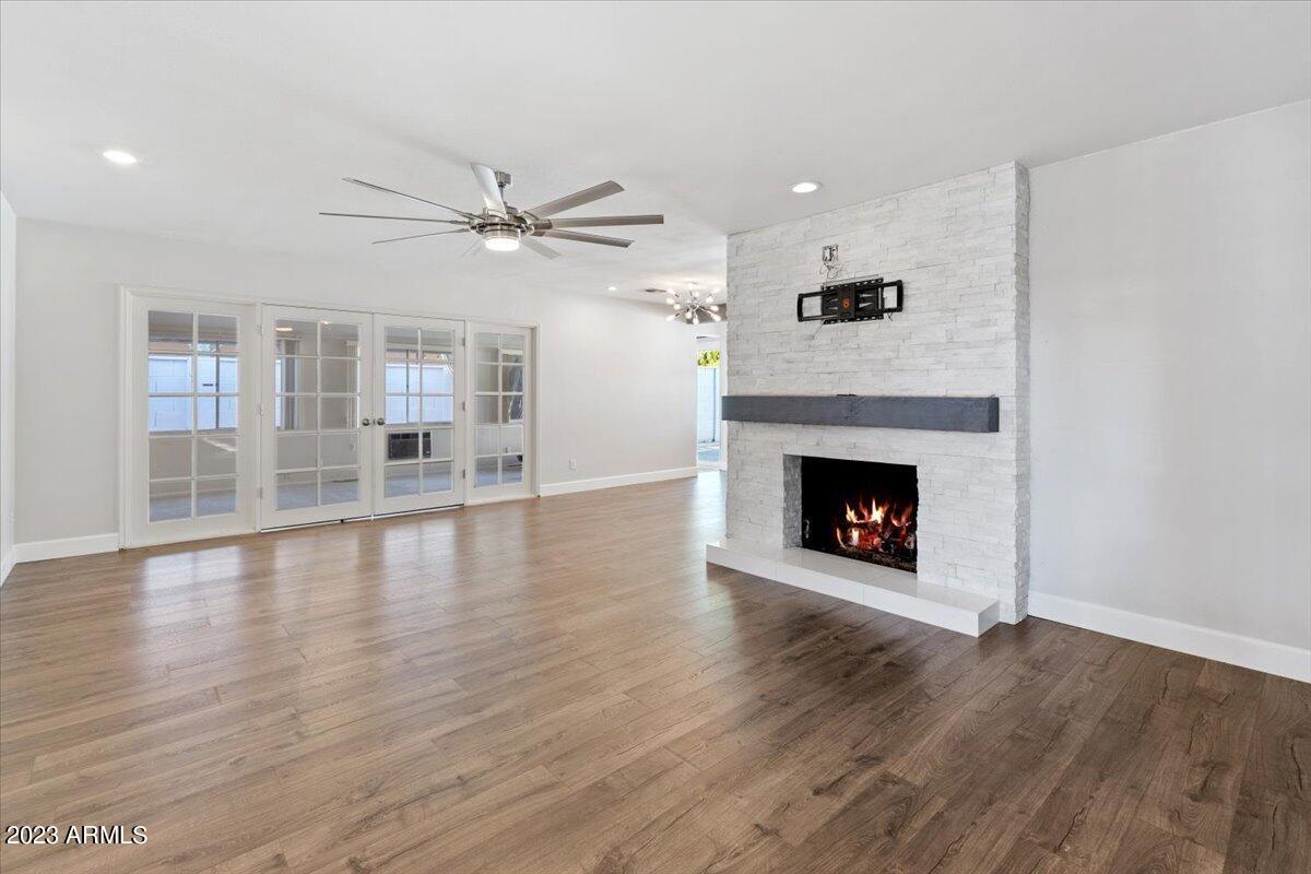 1516 W GLENN Drive