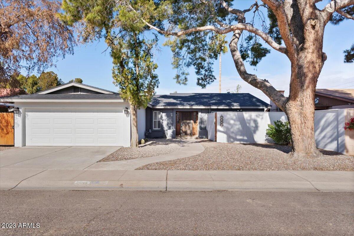 1516 W GLENN Drive