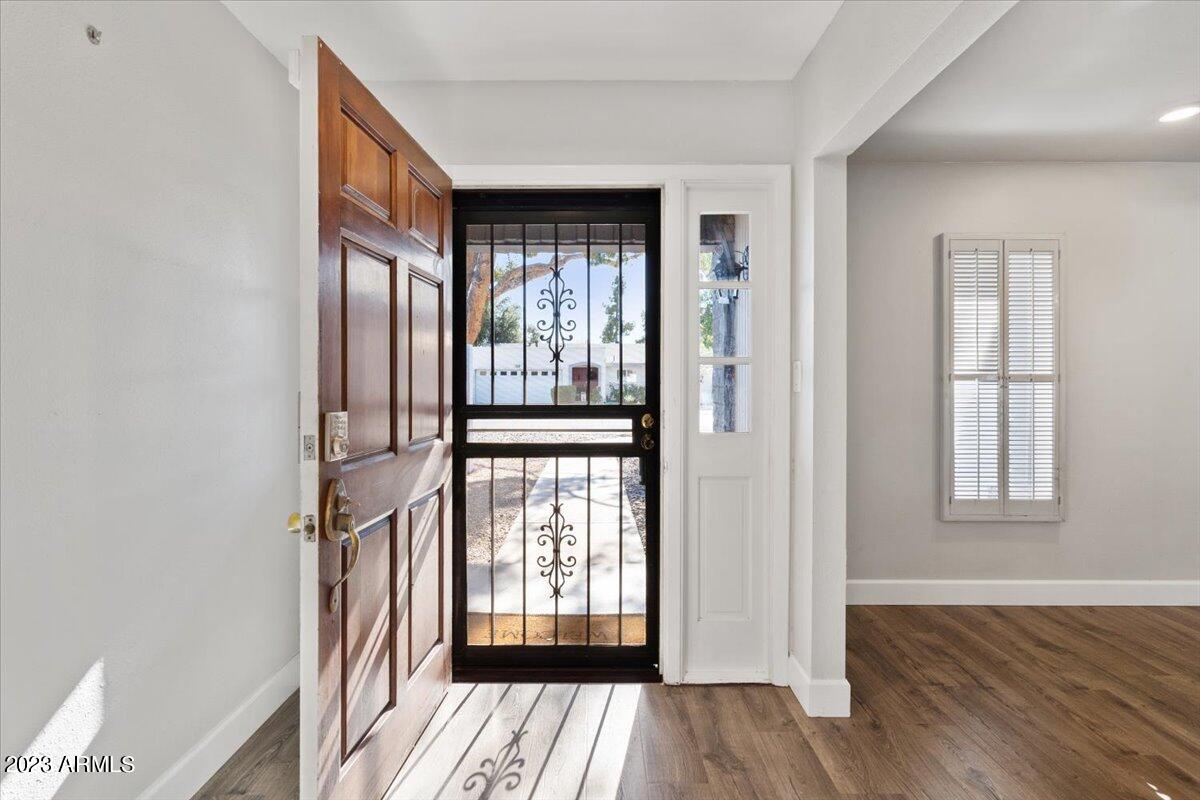 1516 W GLENN Drive