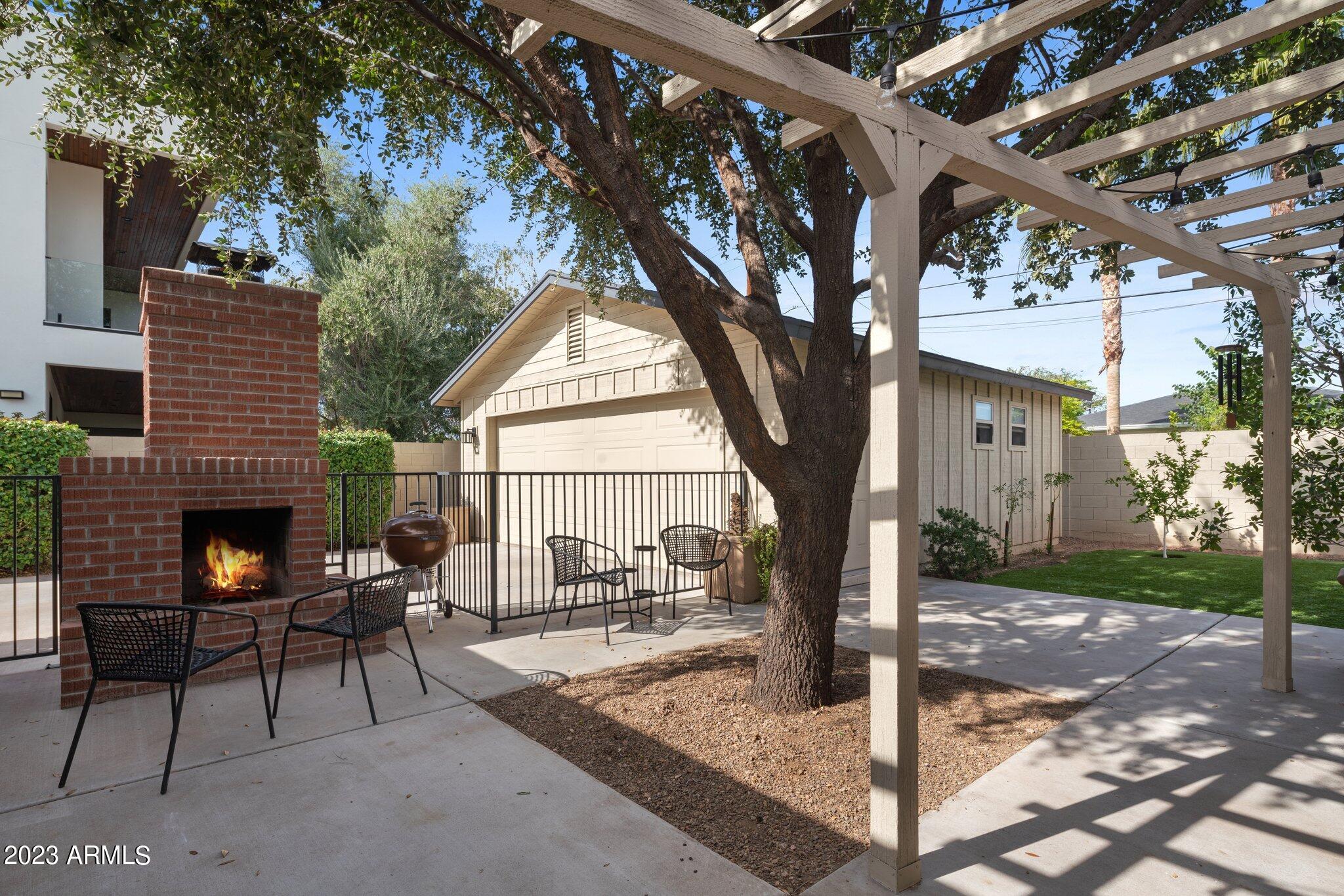 3126 E COOLIDGE Street