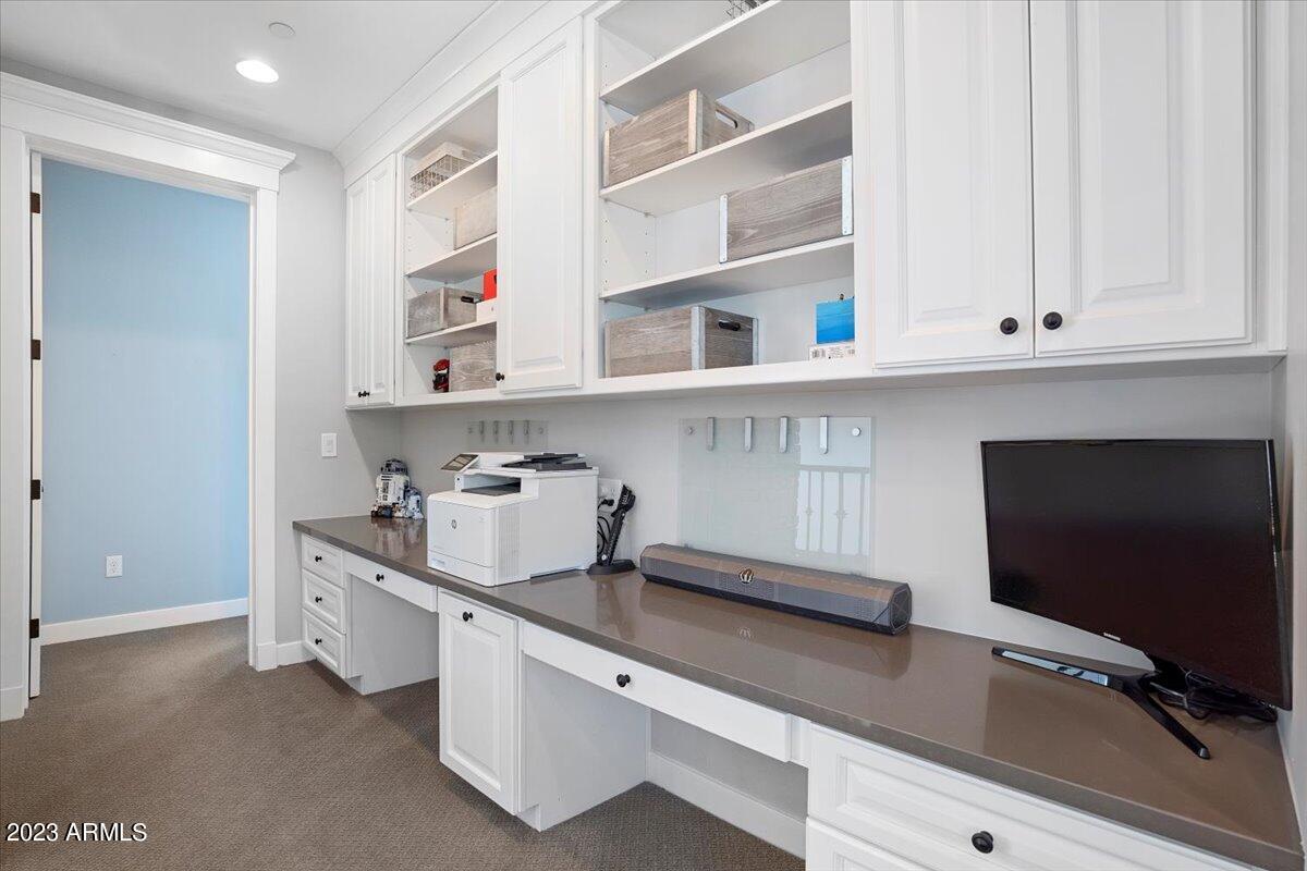 25 E MYRTLE Avenue