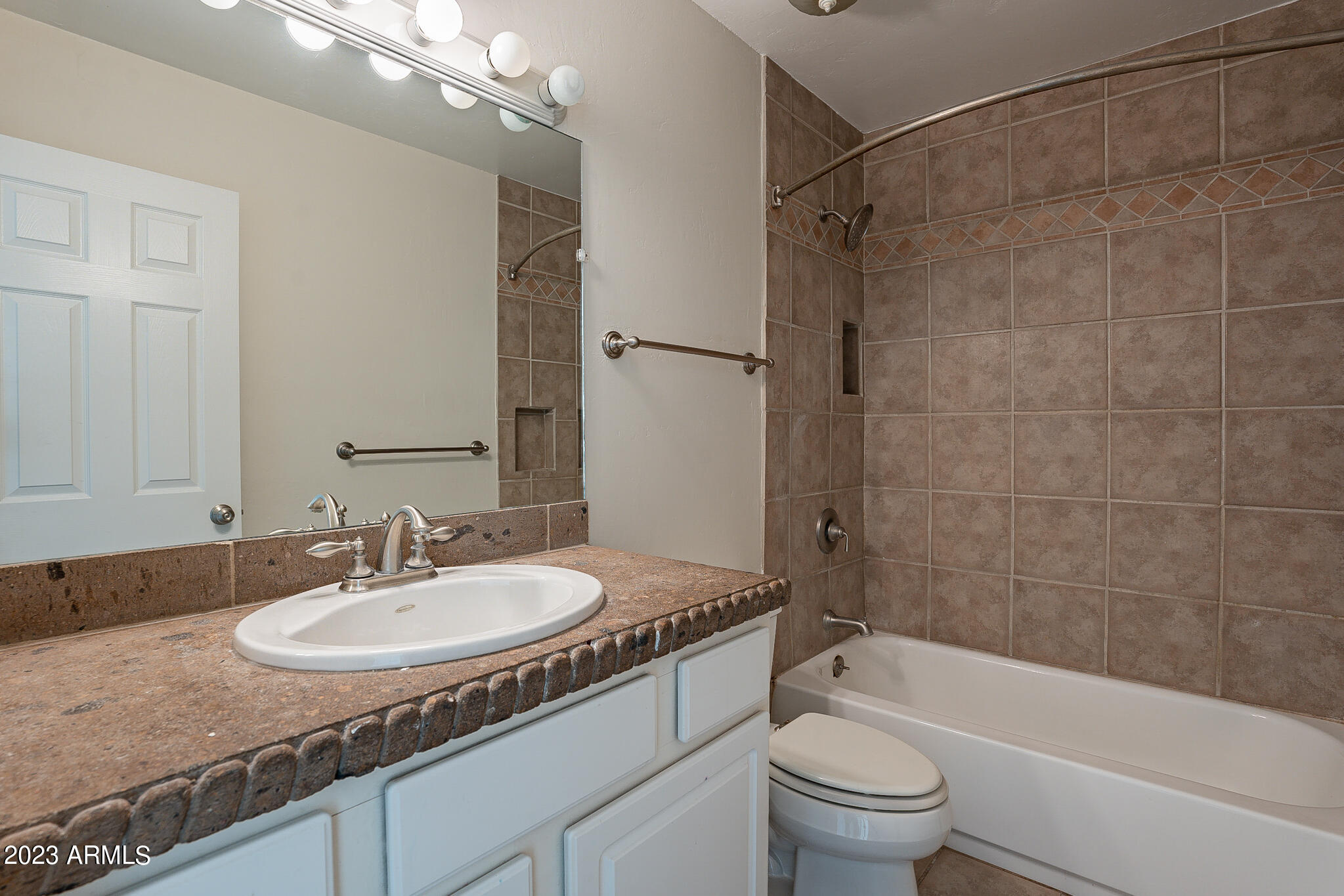 2832 N GRANITE REEF Road