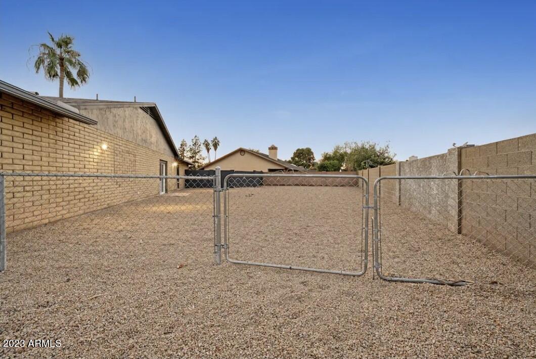 8212 W LAUREL Lane