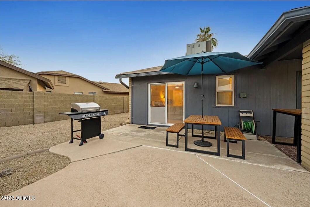 8212 W LAUREL Lane