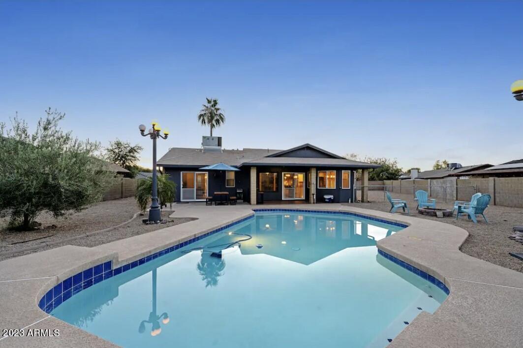 8212 W LAUREL Lane
