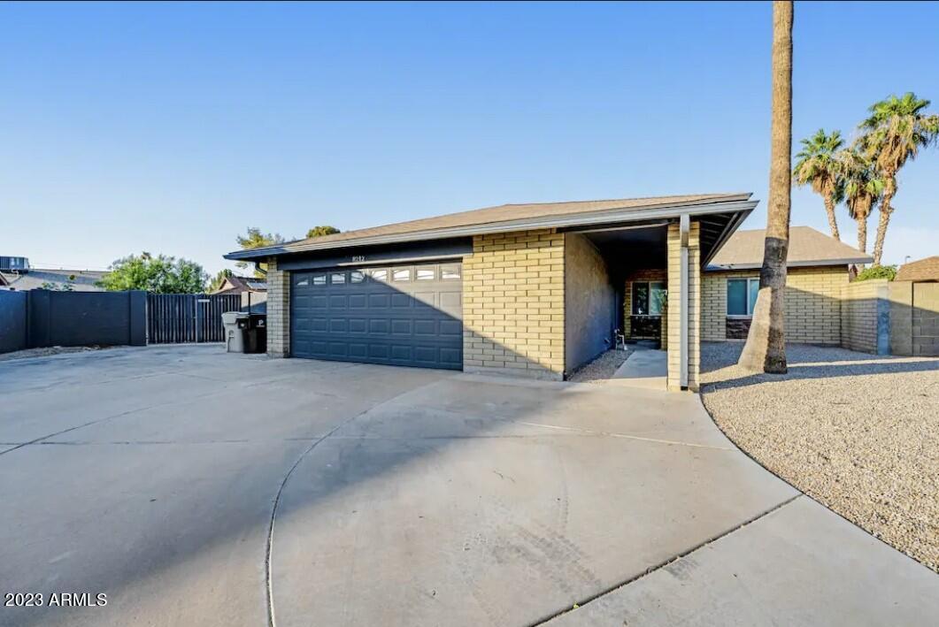 8212 W LAUREL Lane