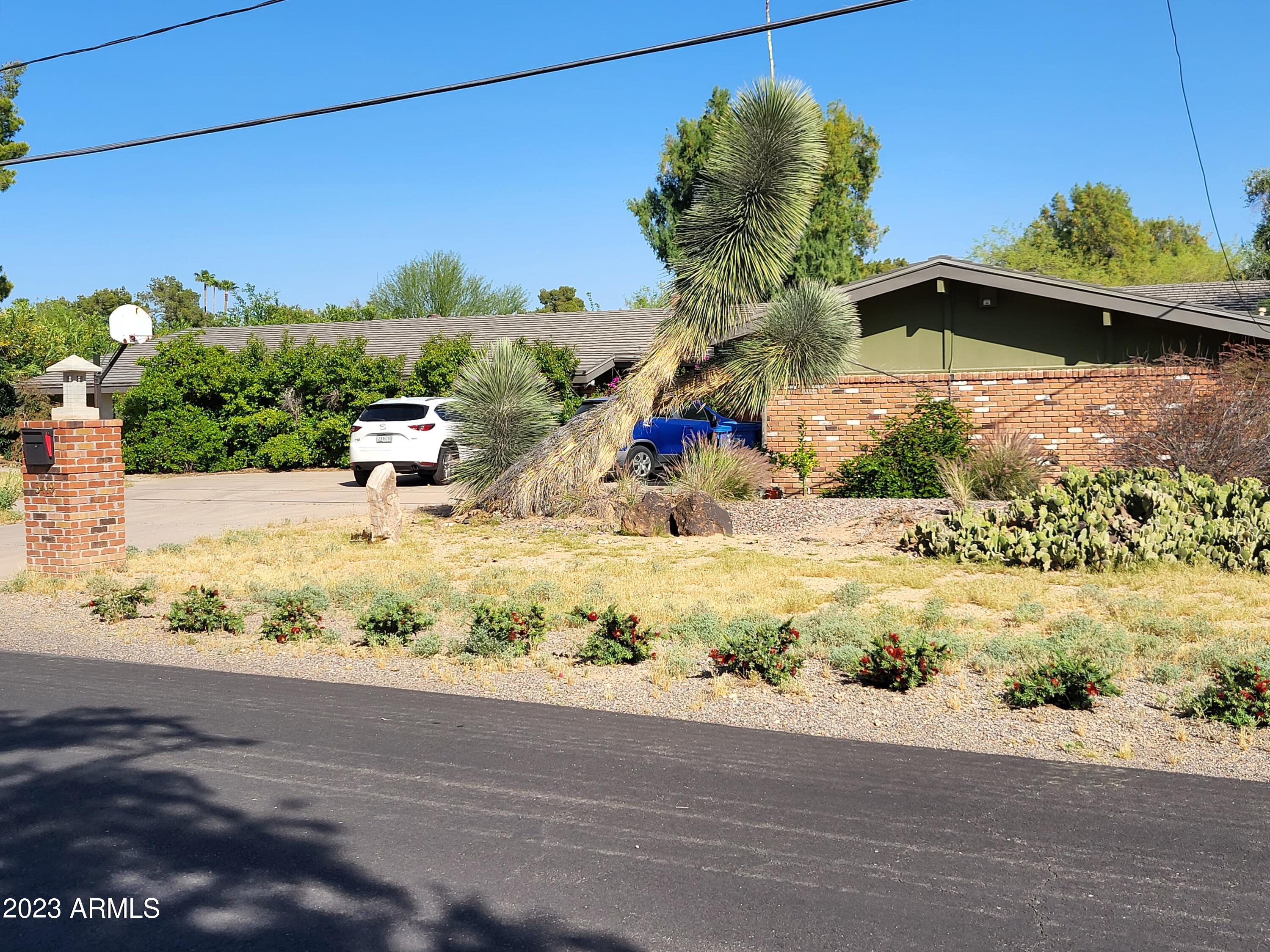 3419 N valencia Lane