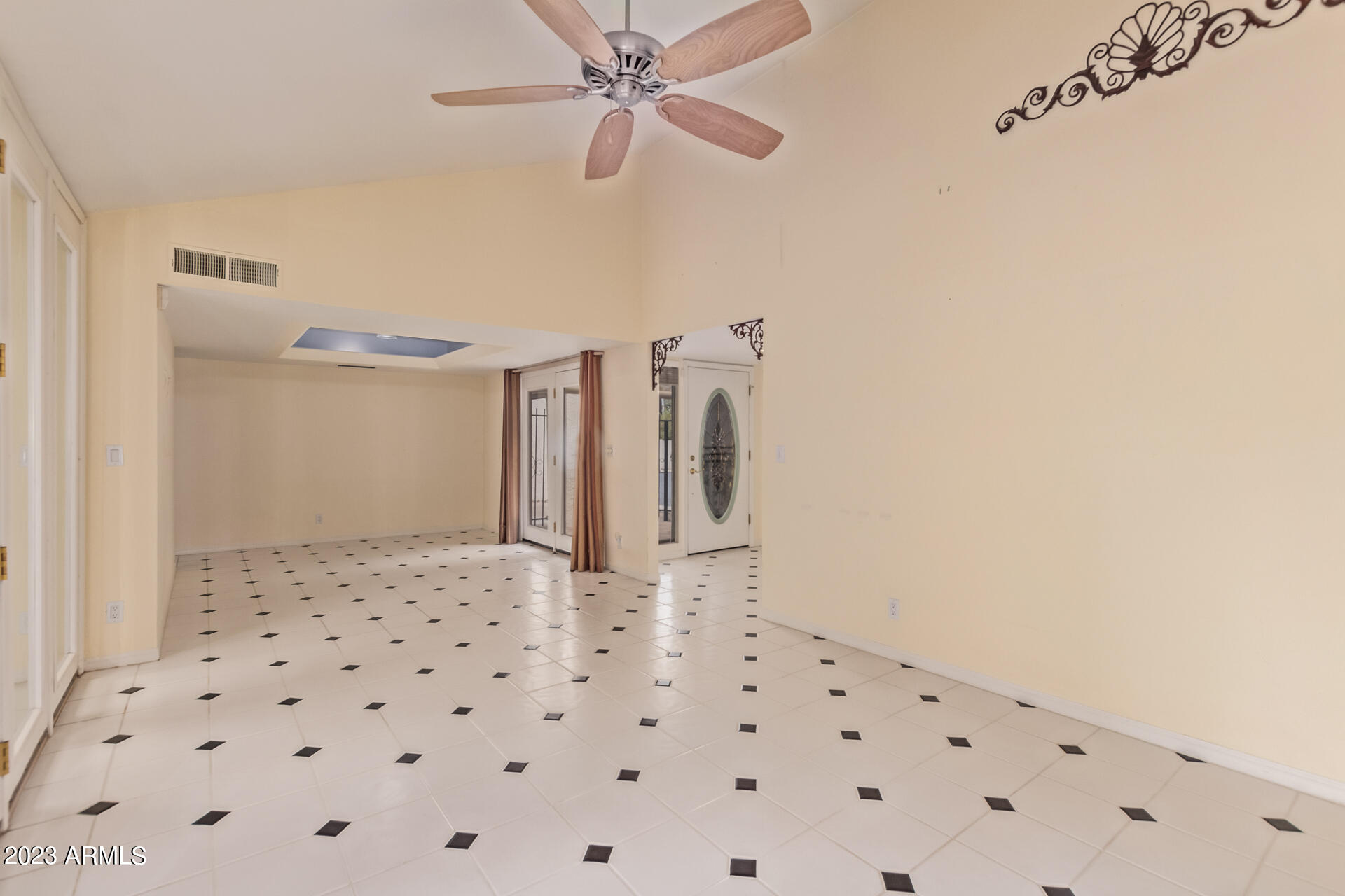 8101 N CENTRAL Avenue Unit: 3