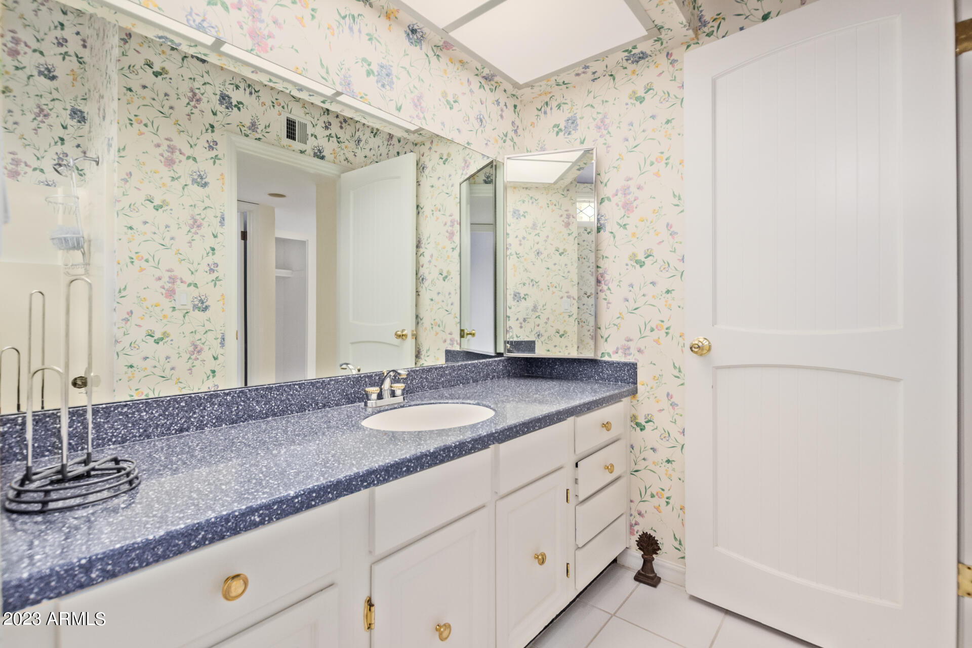 8101 N CENTRAL Avenue Unit: 3