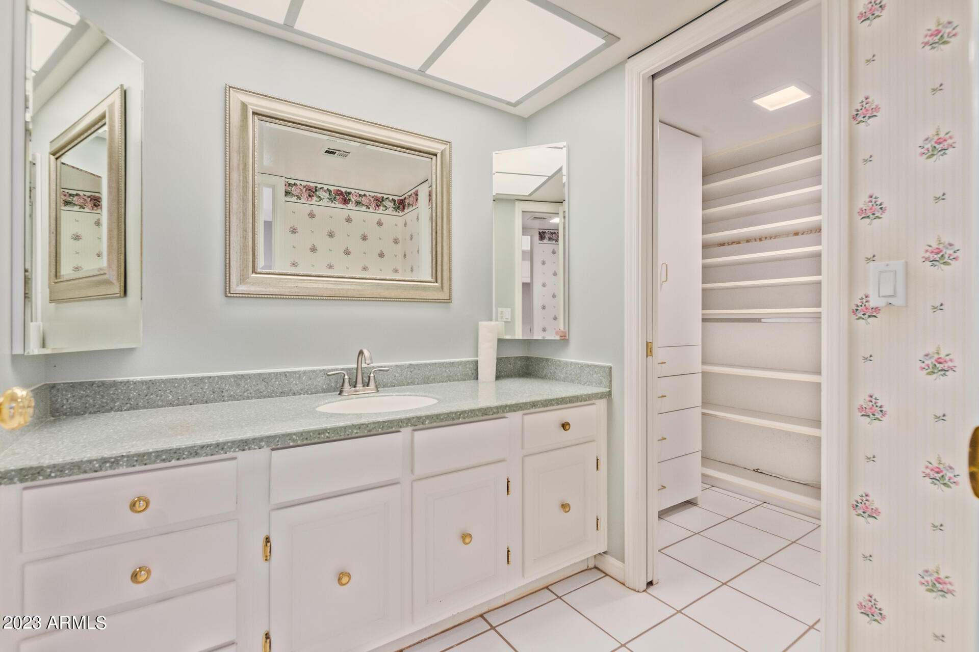 8101 N CENTRAL Avenue Unit: 3