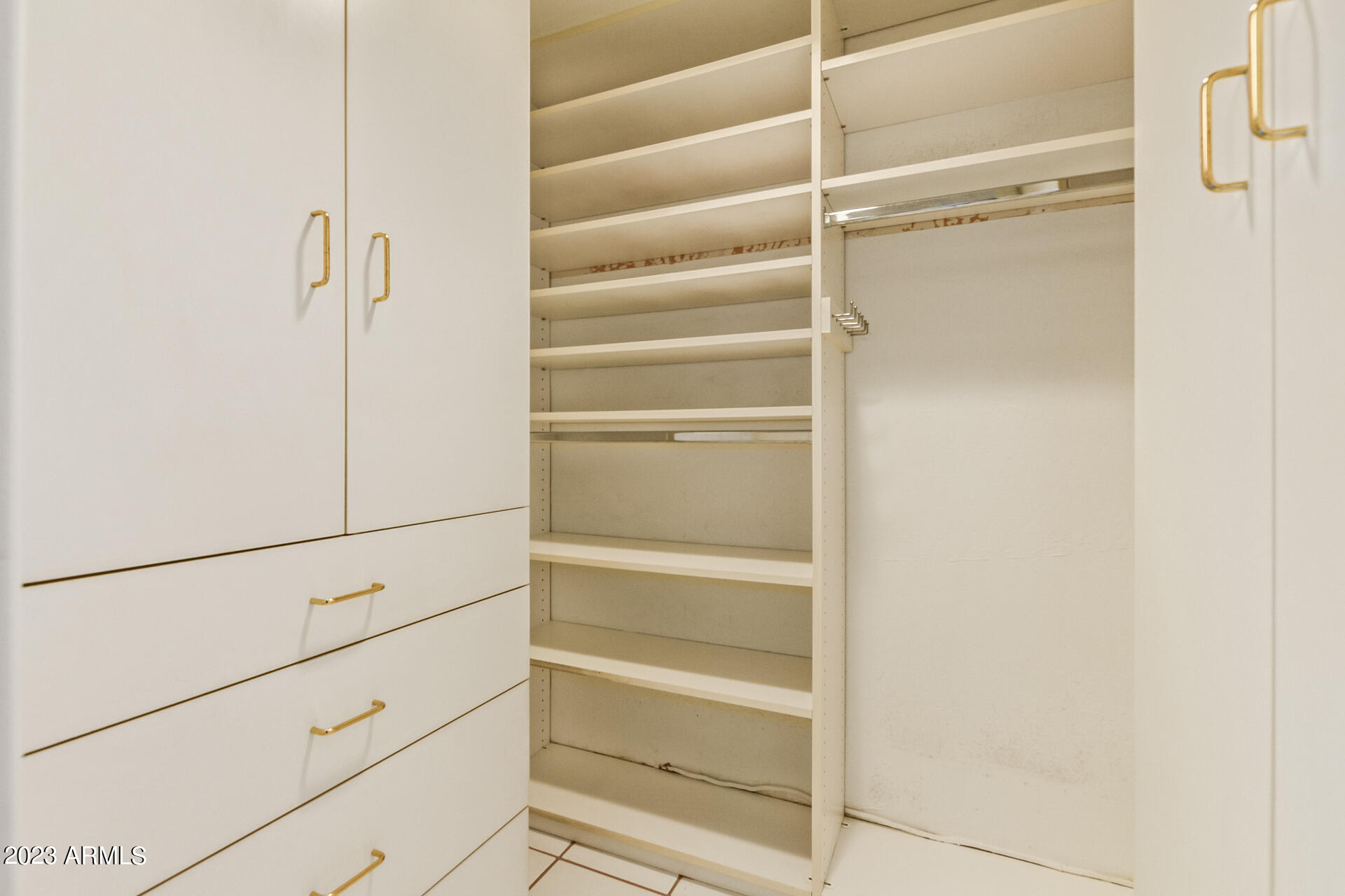 8101 N CENTRAL Avenue Unit: 3