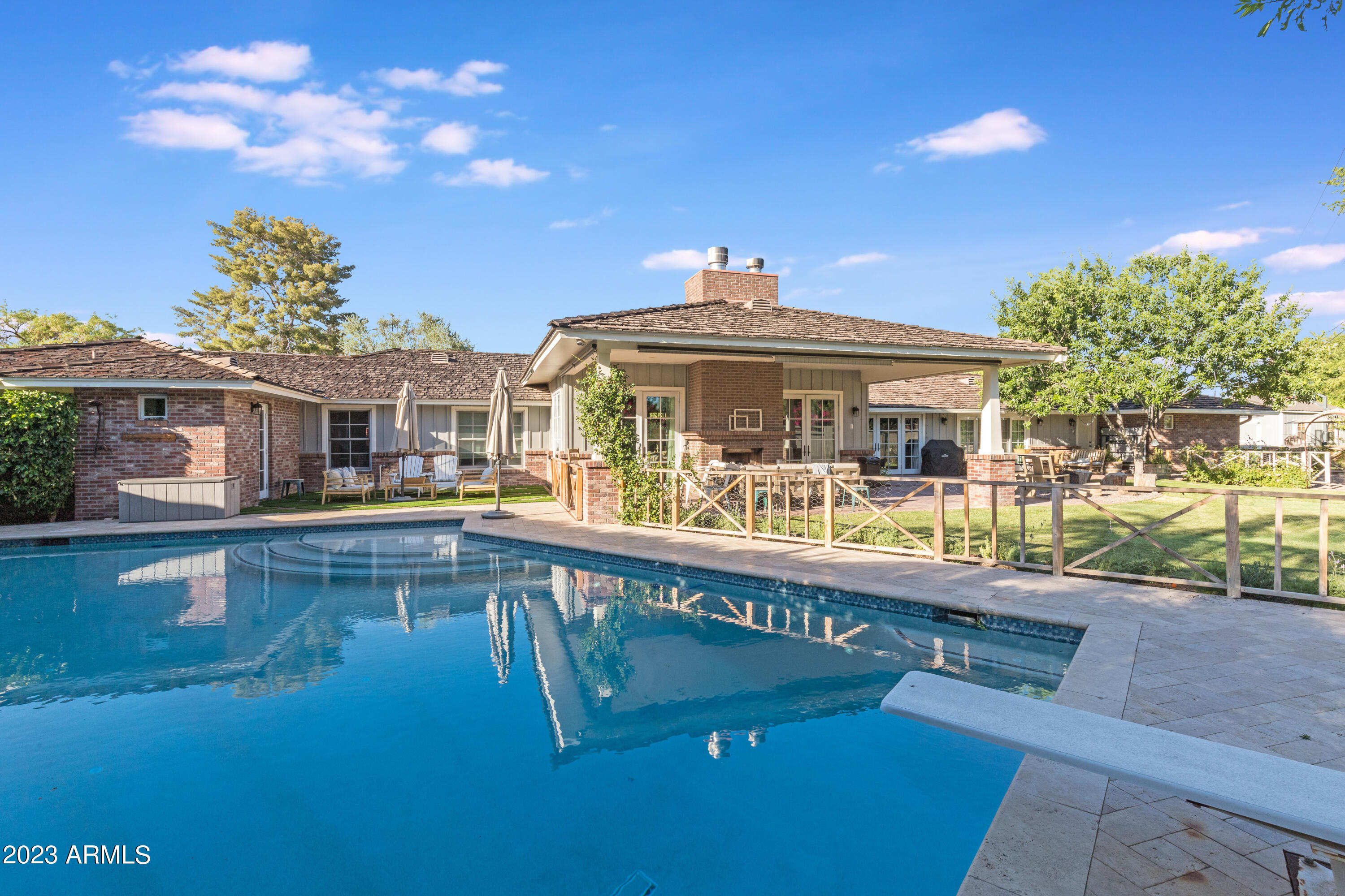 201 W LAMAR Road