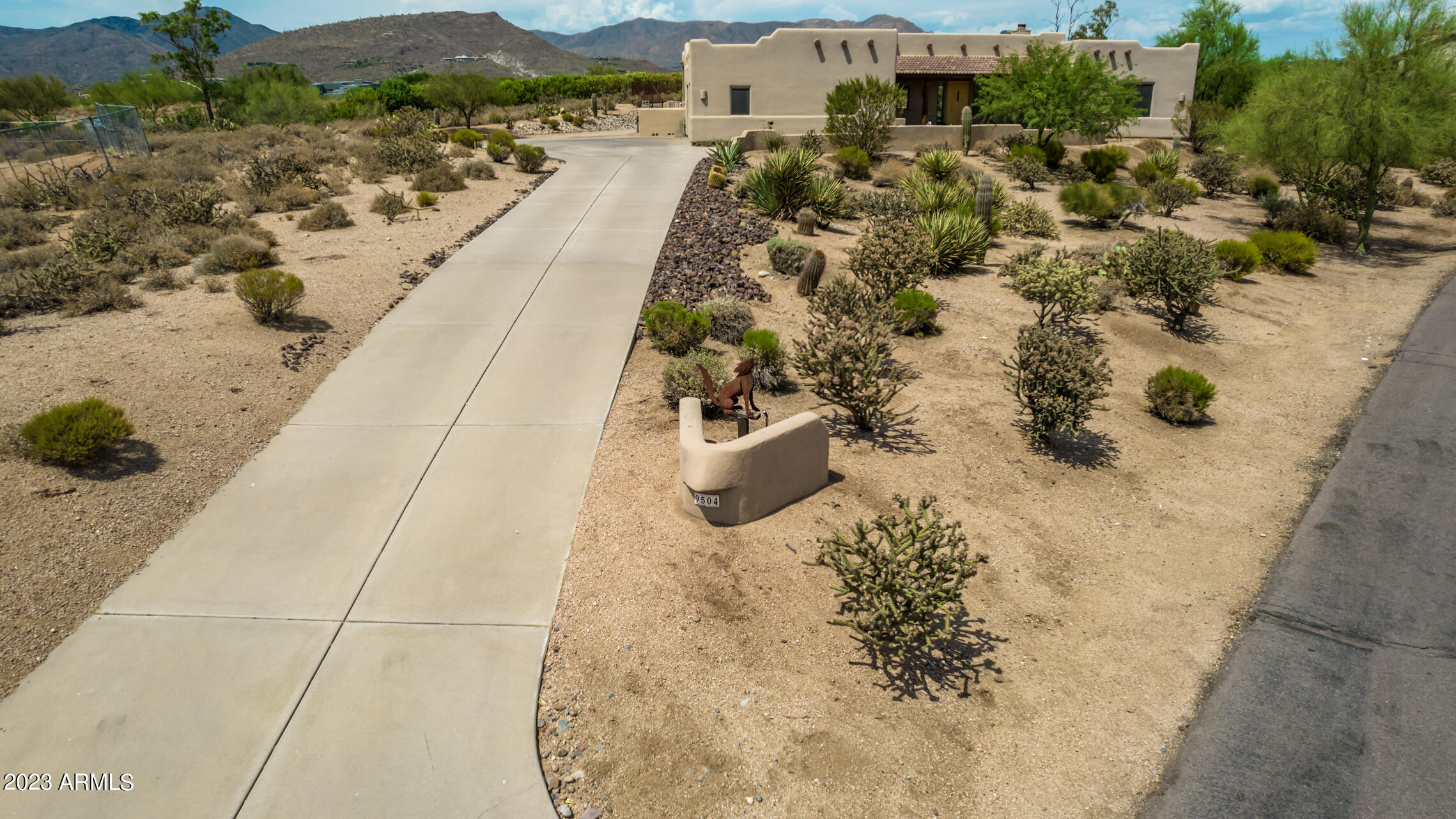 9504 E ROMPING Road