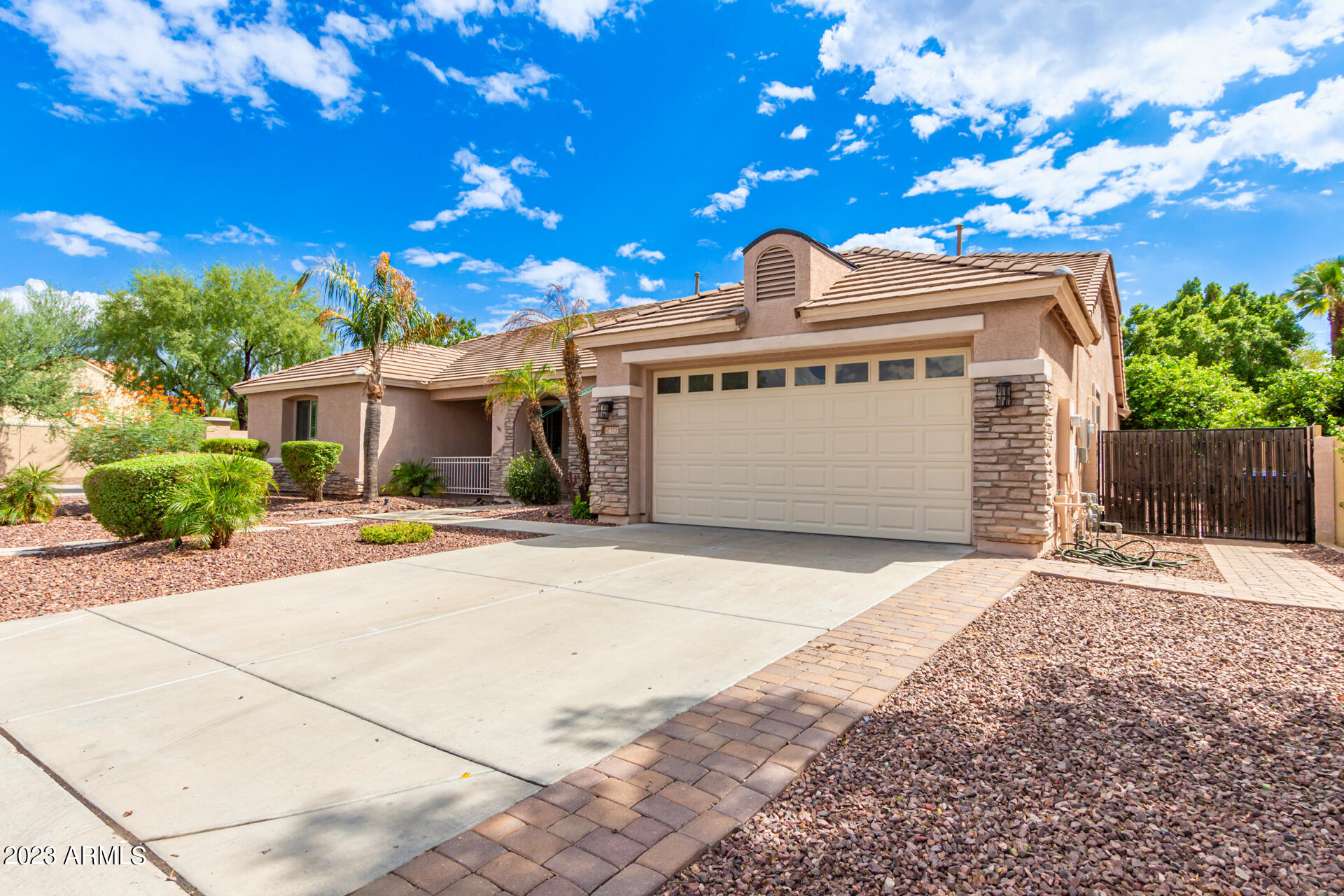 5703 W ROBB Lane