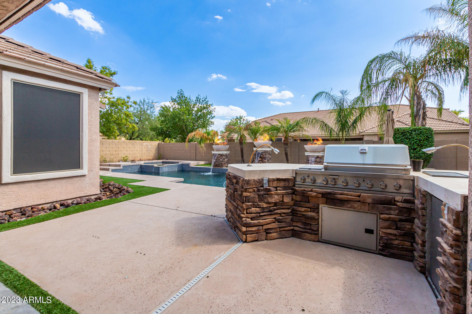 5703 W ROBB Lane
