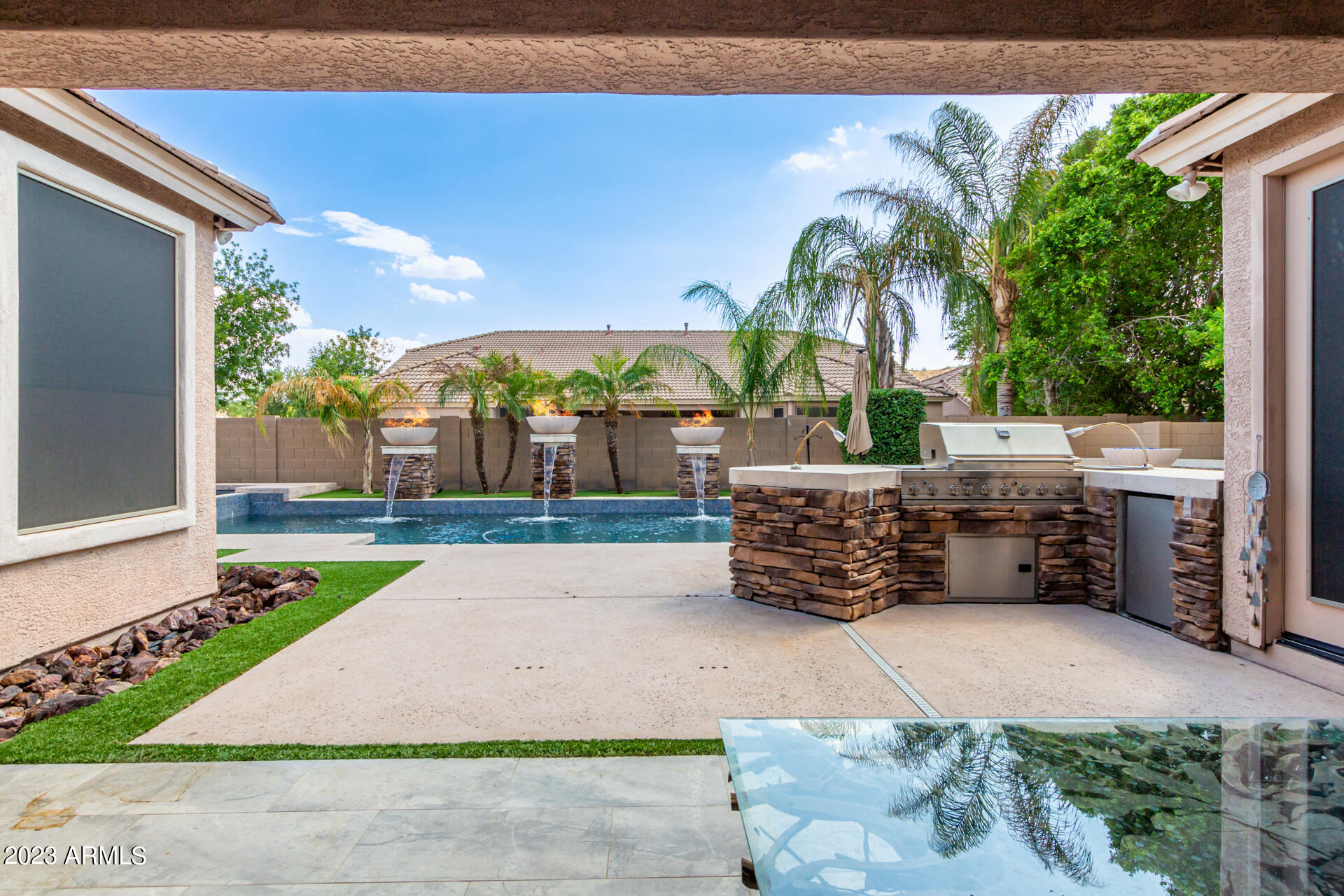 5703 W ROBB Lane