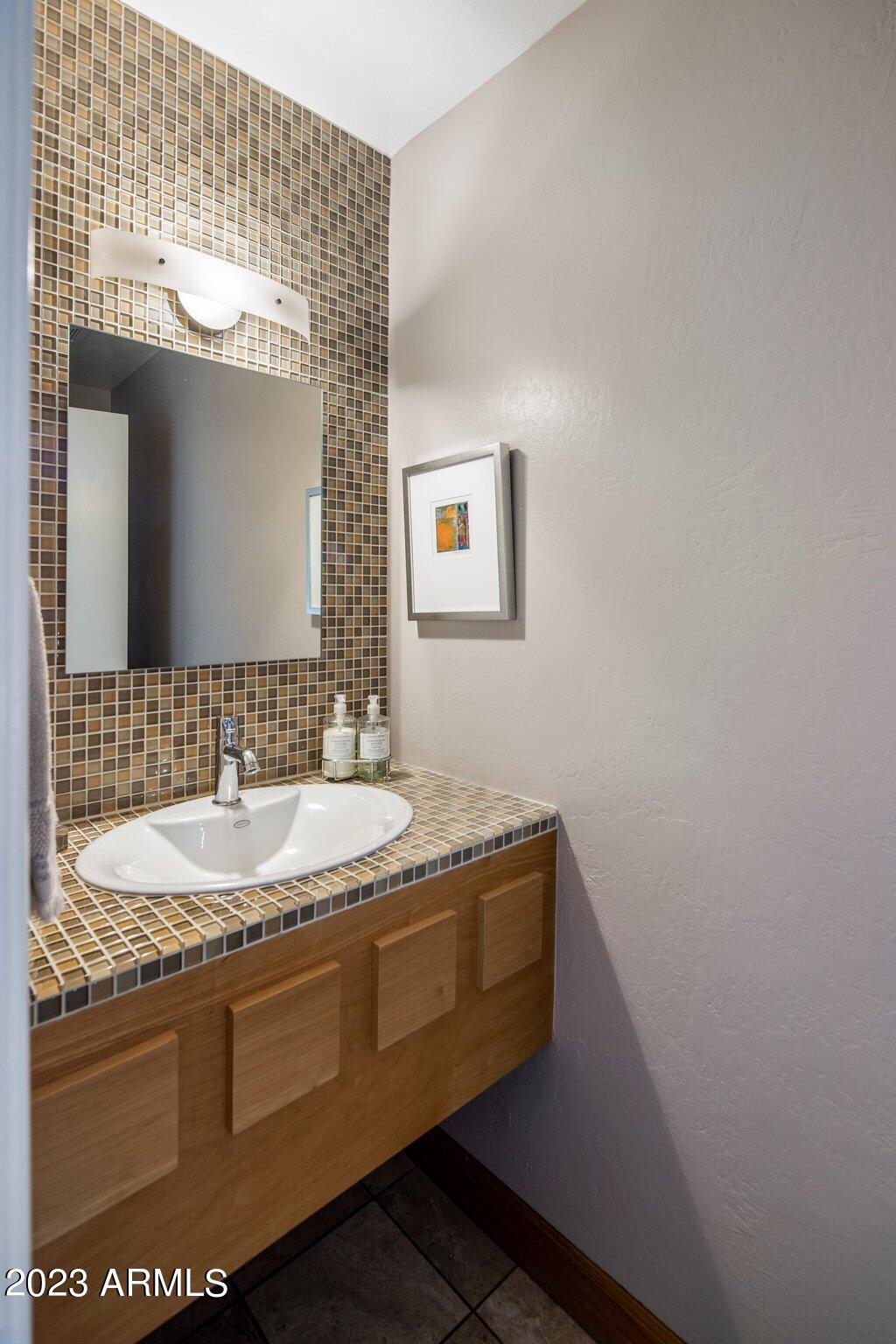7222 N 23RD Place