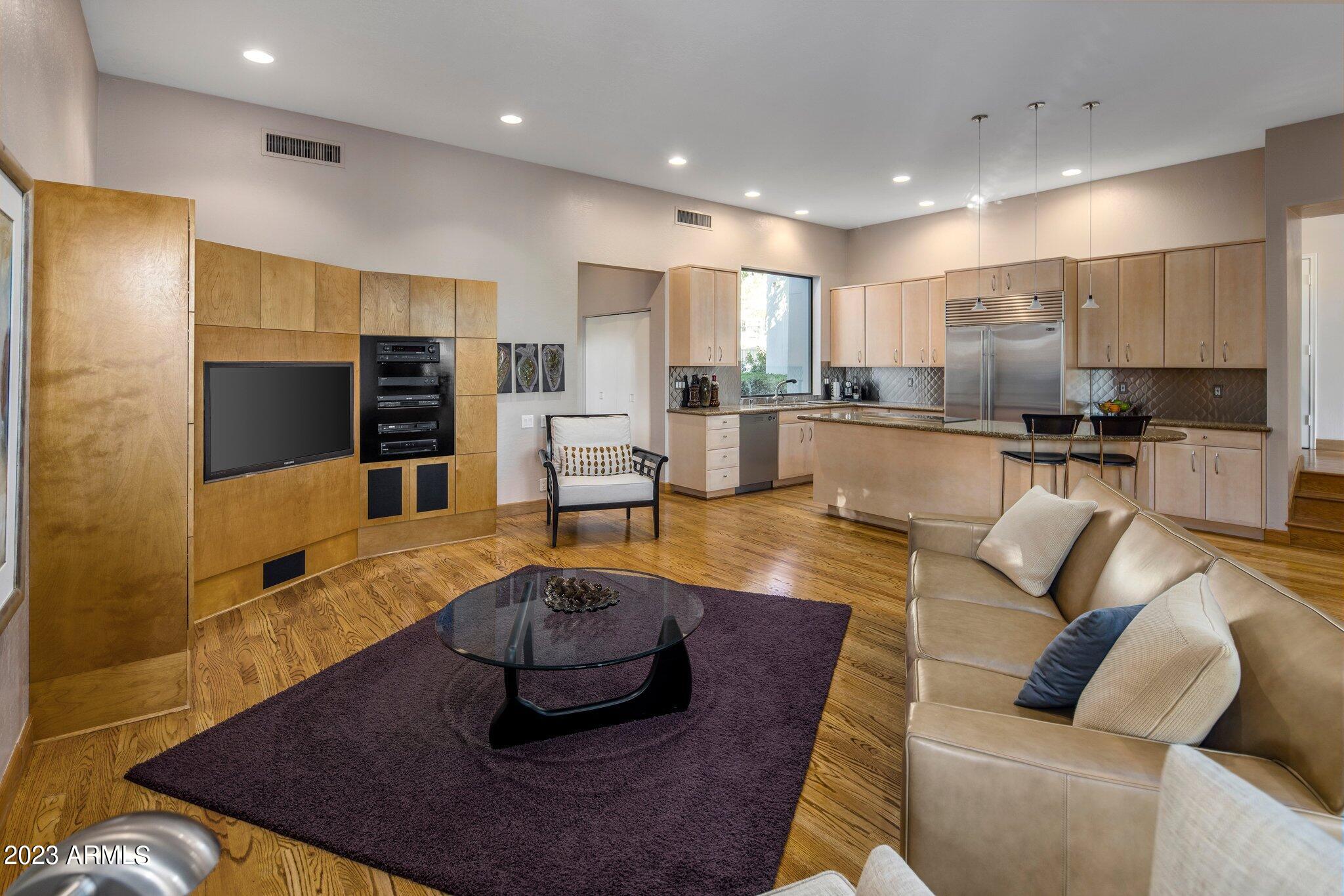 7222 N 23RD Place