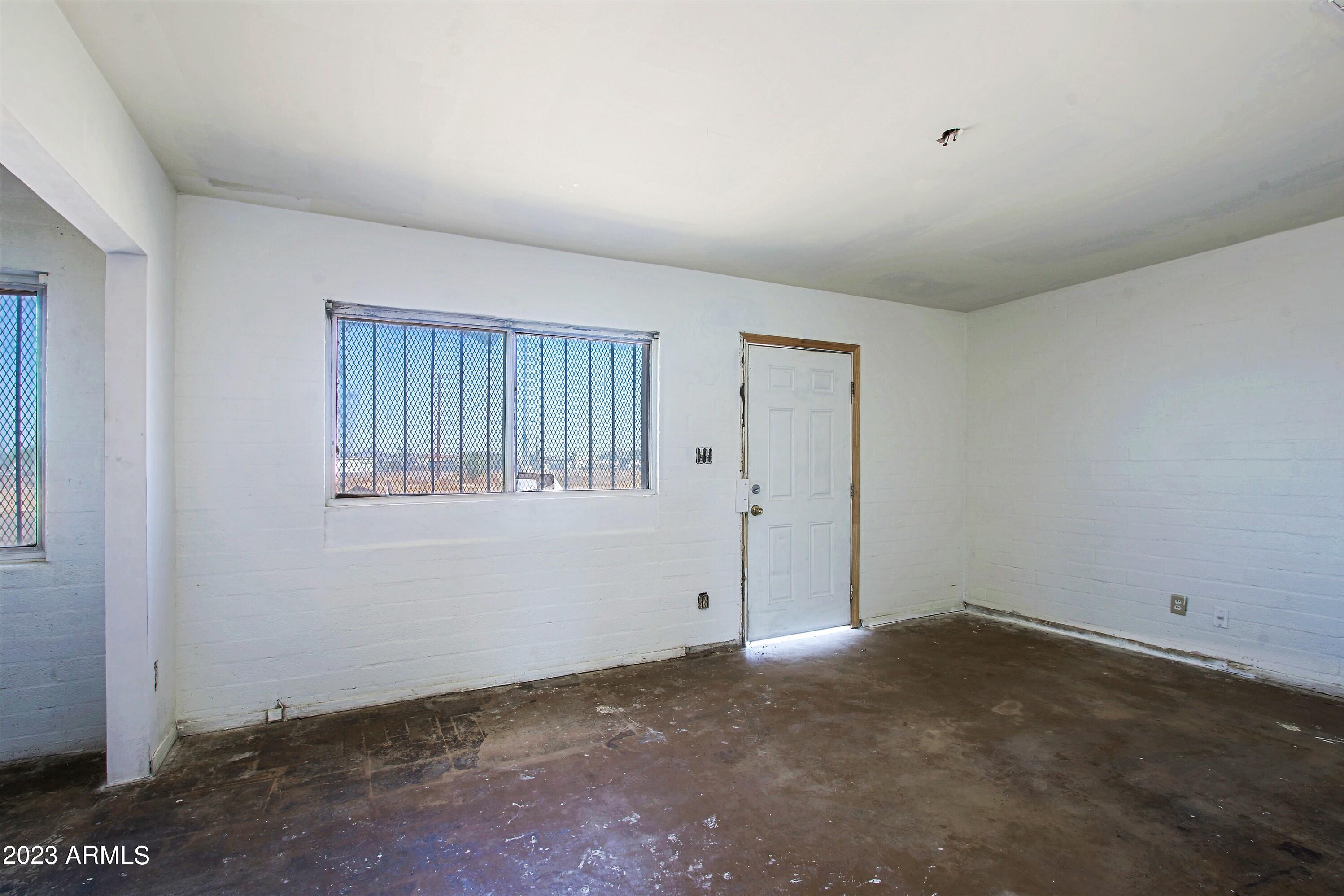 2819 E PUEBLO Avenue
