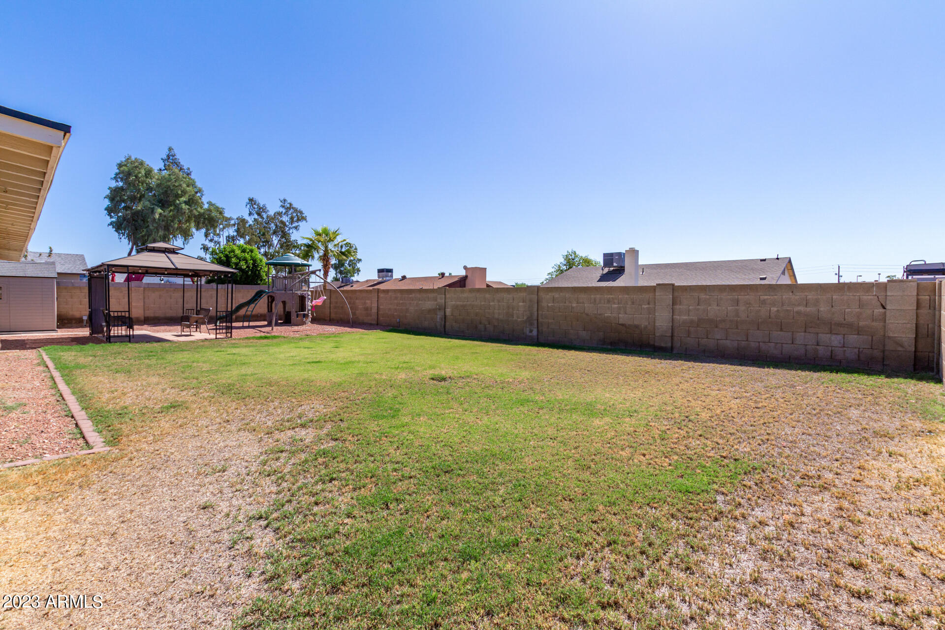 2927 W MEADOW Drive
