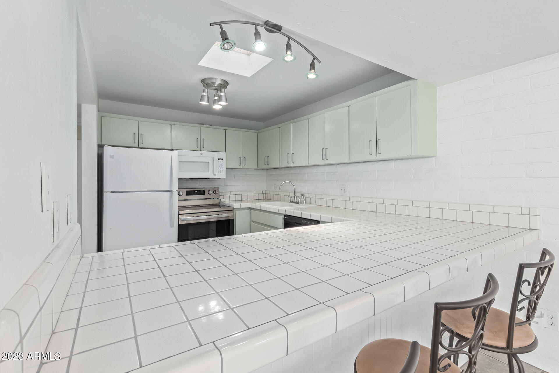 110 W MISSOURI Avenue Unit: 11